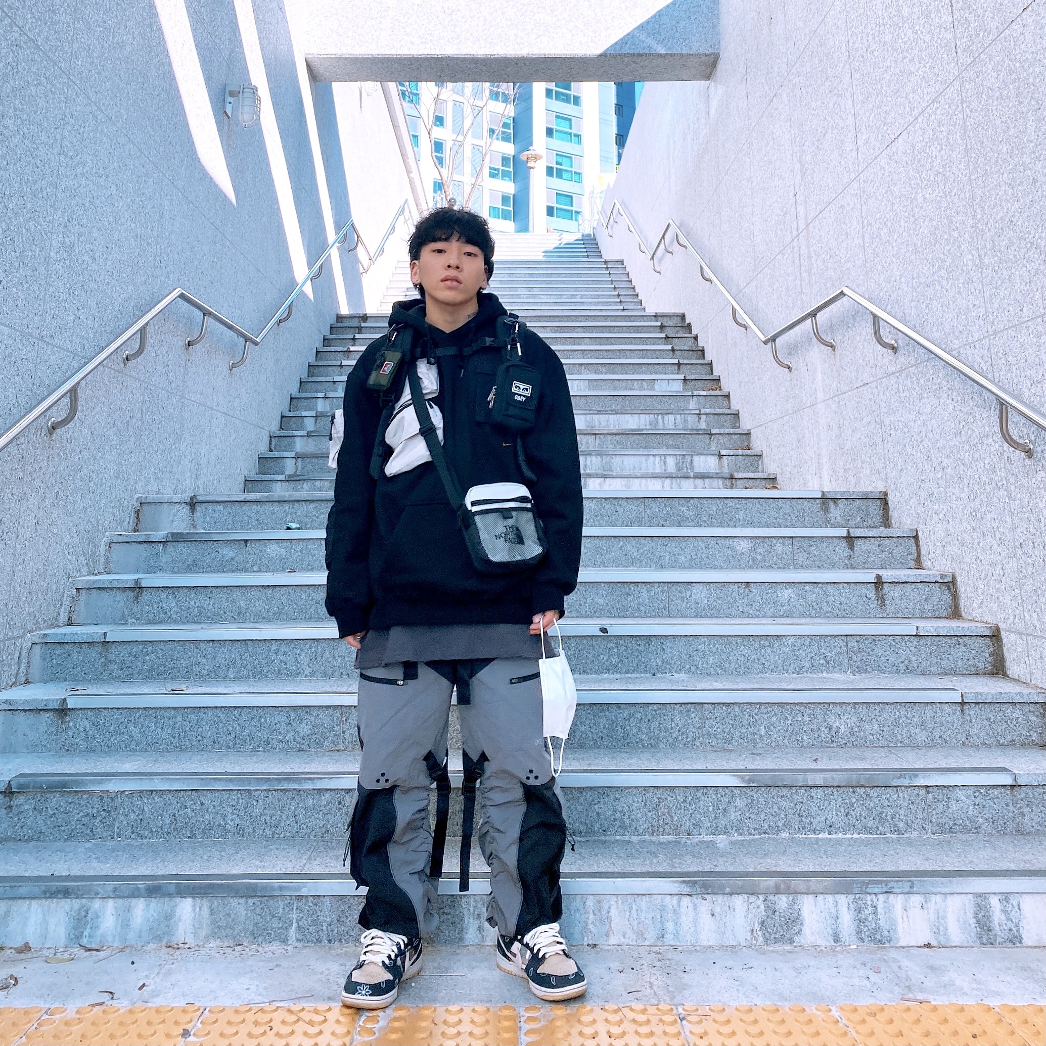 Nike x Travis Scott SB Dunk Low, Nike x Travis Scott NRG AG Utility Hoodie Black 착용 스타일 - 1