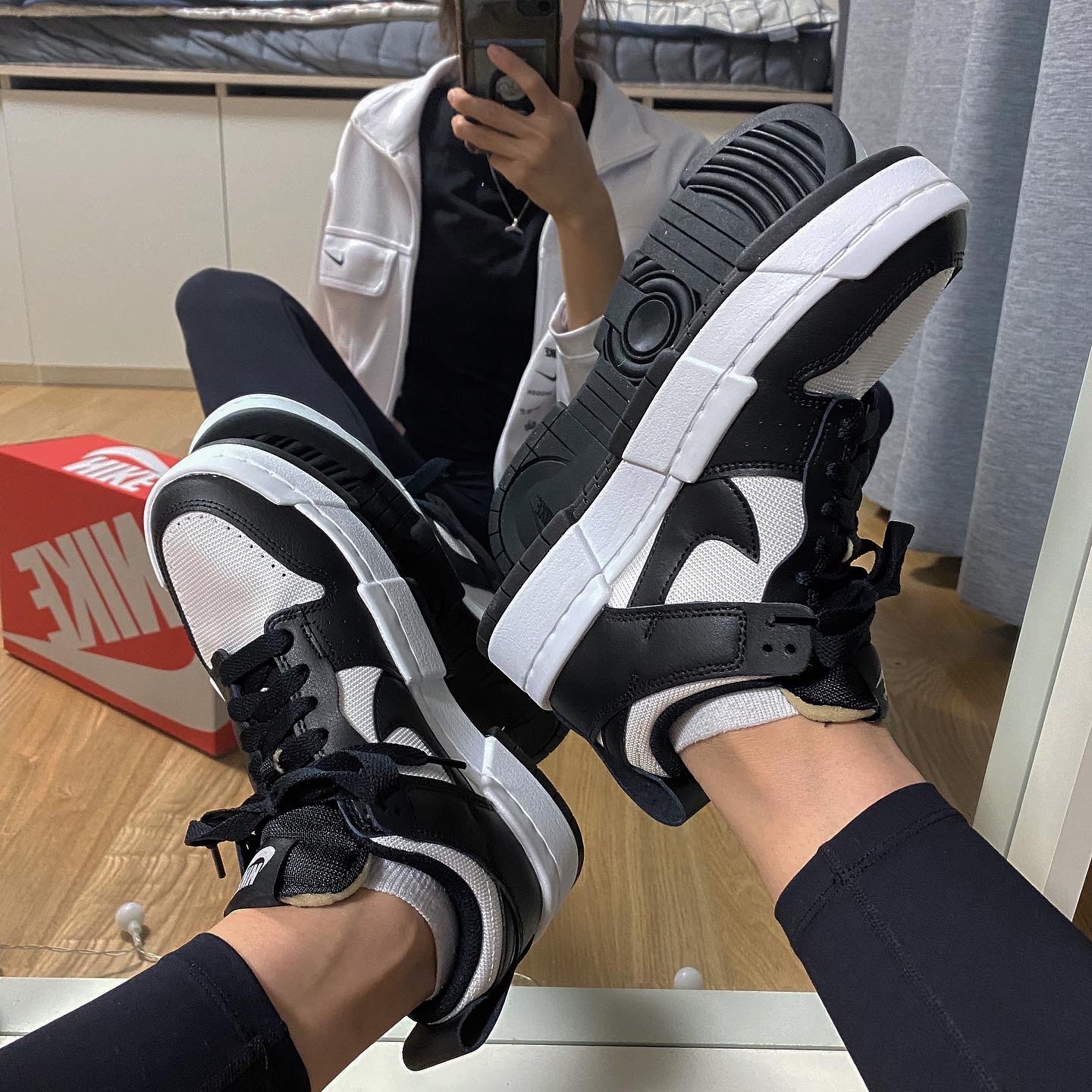 (W) Nike Dunk Low Disrupt Black White 착용 스타일 - 3