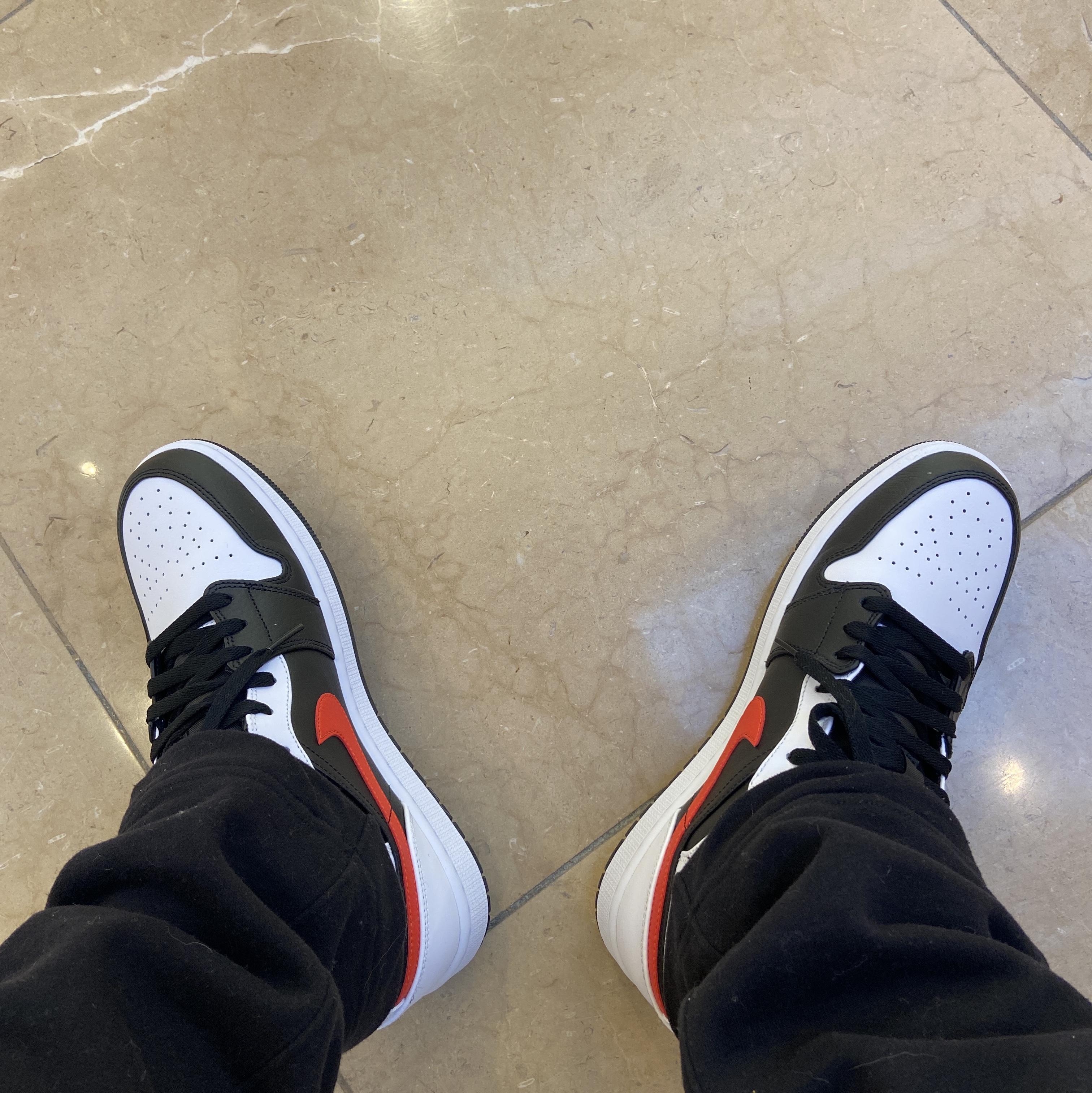 Jordan 1 Mid Black Chile Red 착용 스타일 - 3