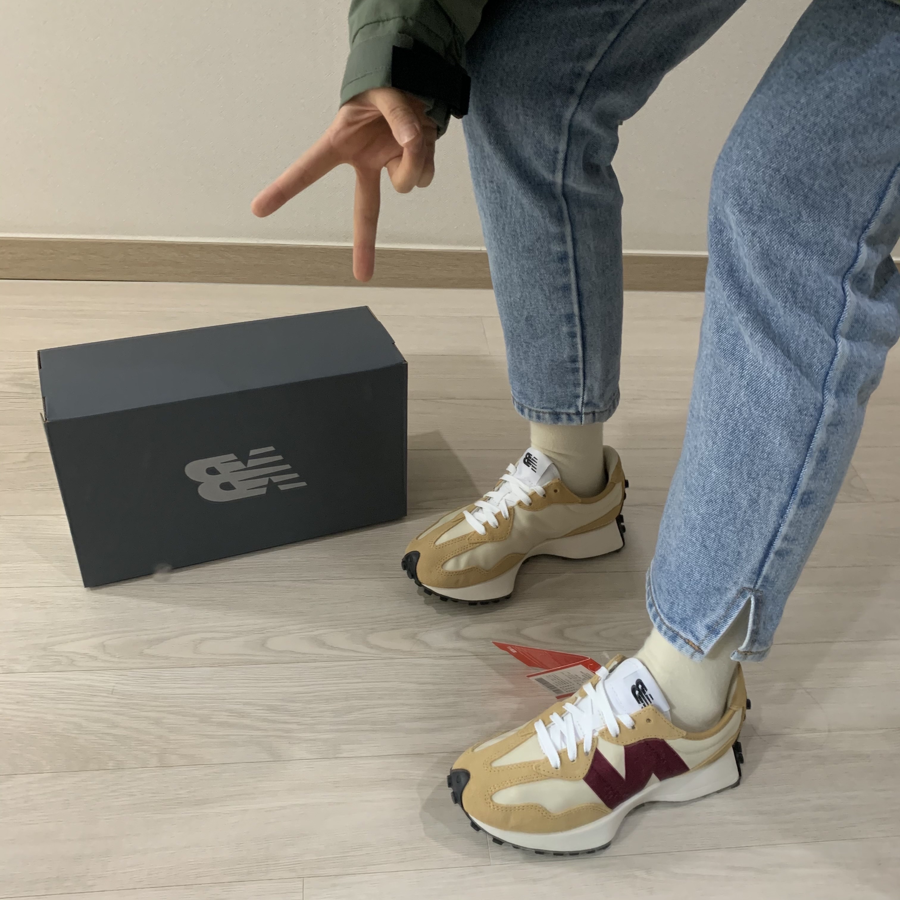 New Balance 327 Moonbeam Ghost Pepper 착용 스타일 - 2