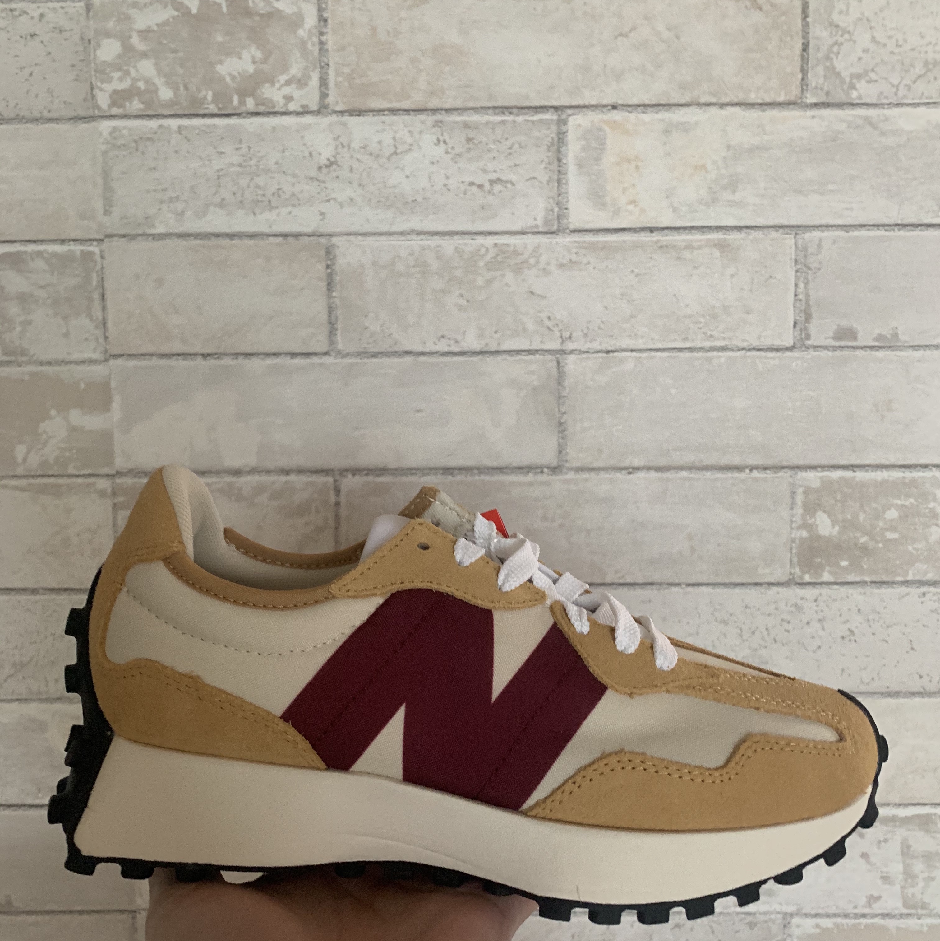 New Balance 327 White Black, New Balance 327 Moonbeam Ghost Pepper 착용 스타일 - 2