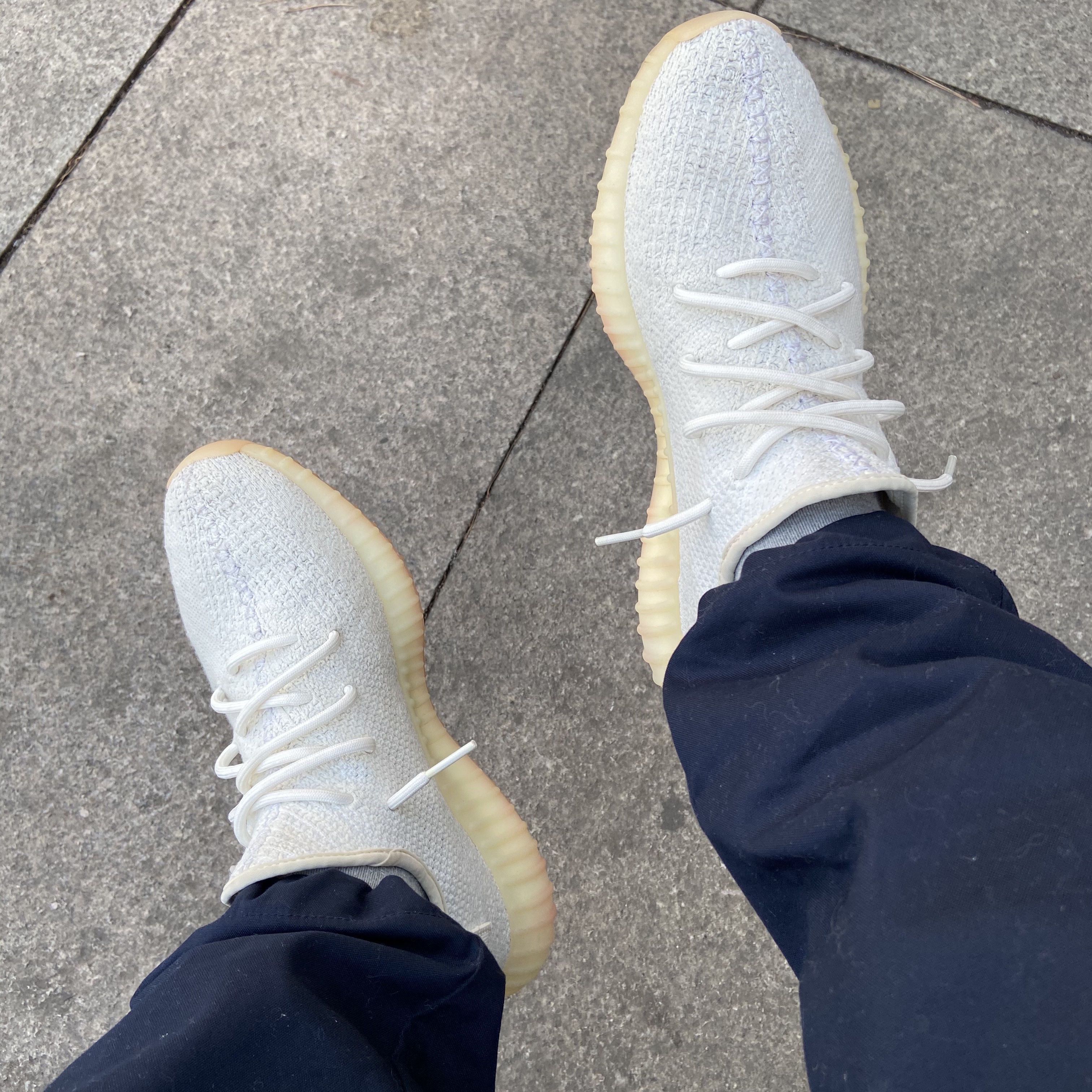 Adidas Yeezy Boost 350 V2 Cream/Triple White 착용 스타일
