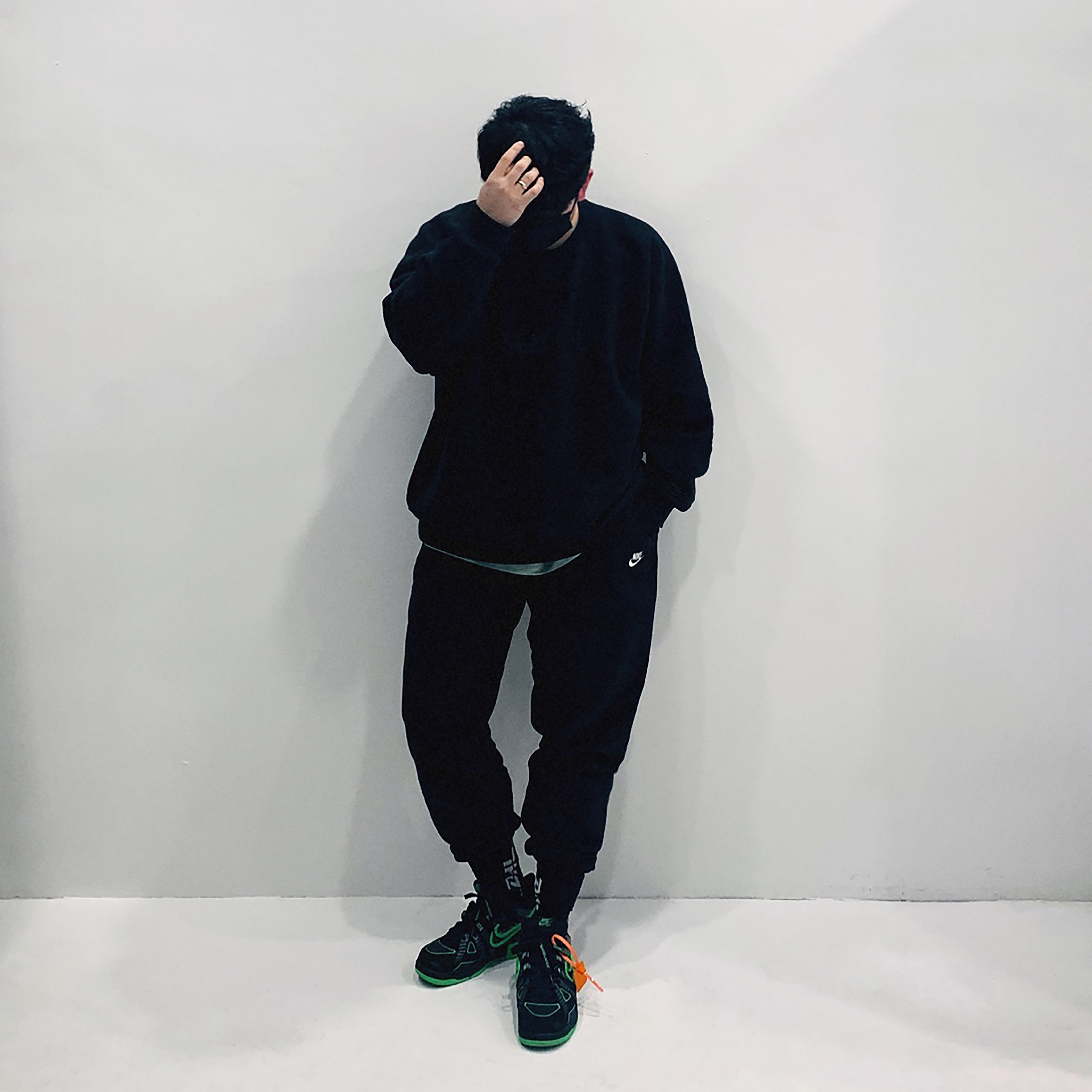 Essentials 3D Silicon Applique Crewneck Dark Slate/Black 2020, Nike x Off-White Air Rubber Dunk Green Strike 착용 스타일