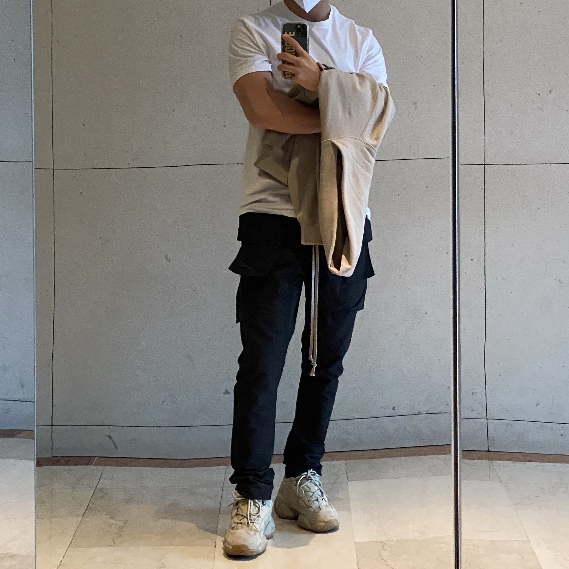 Adidas Yeezy 500 Stone, Essentials 3D Silicon Applique Pullover Hoodie Taupe - 20FW 착용 스타일