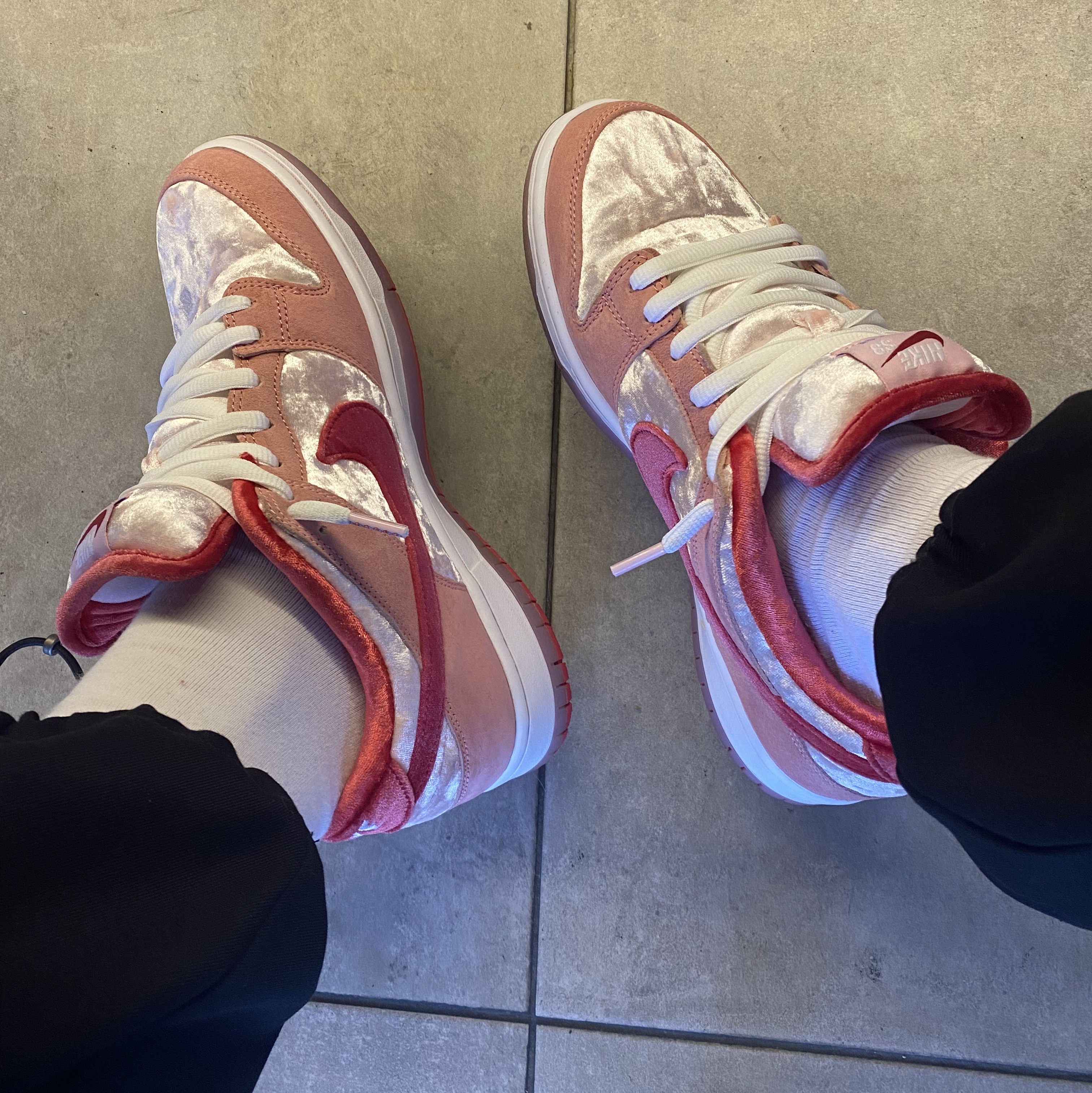 Nike x StrangeLove SB Dunk Low Pink (Regular Box) 착용 스타일 - 2