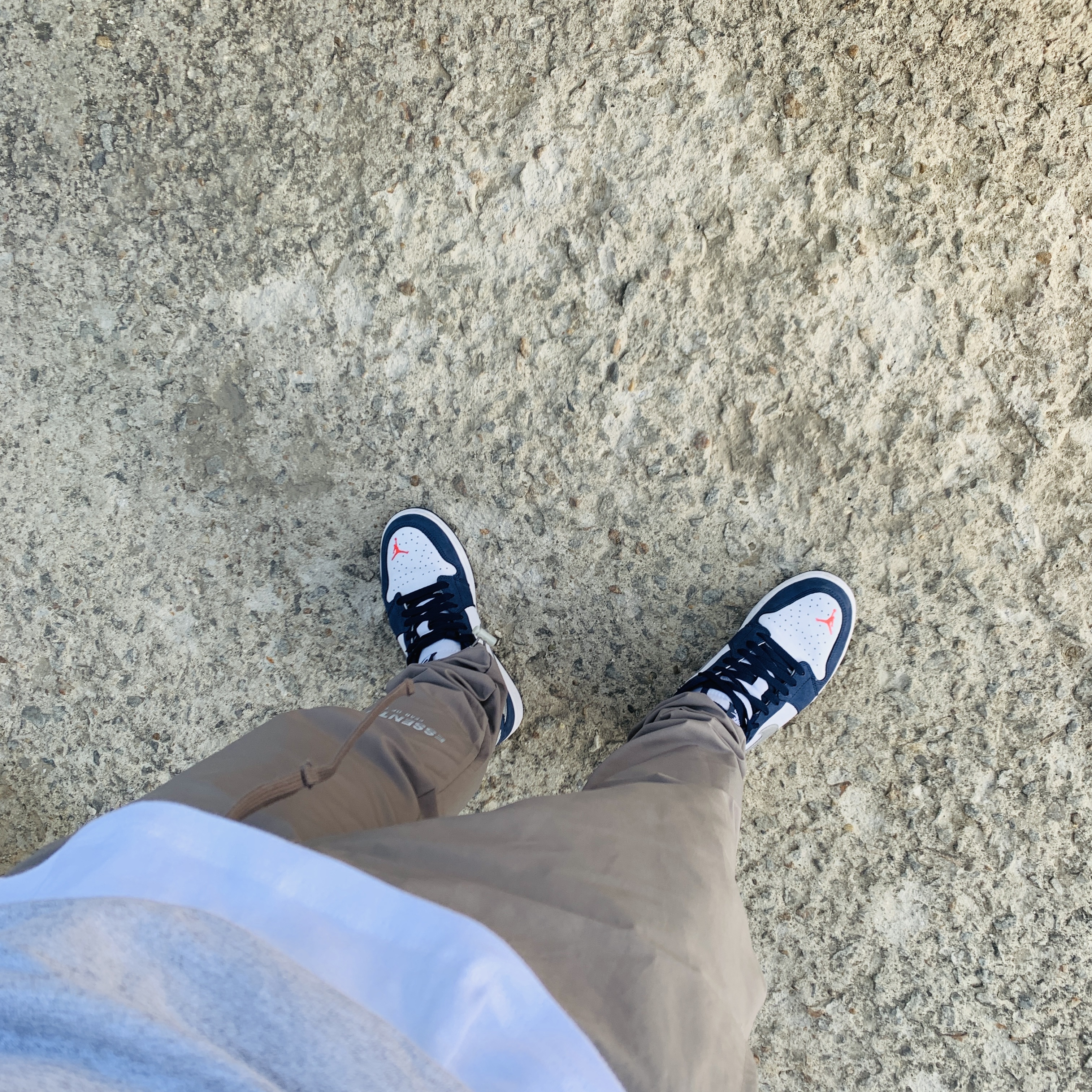 Jordan 1 Low SB Koston Midnight Navy, Essentials Track Pants Moss - 20FW 착용 스타일