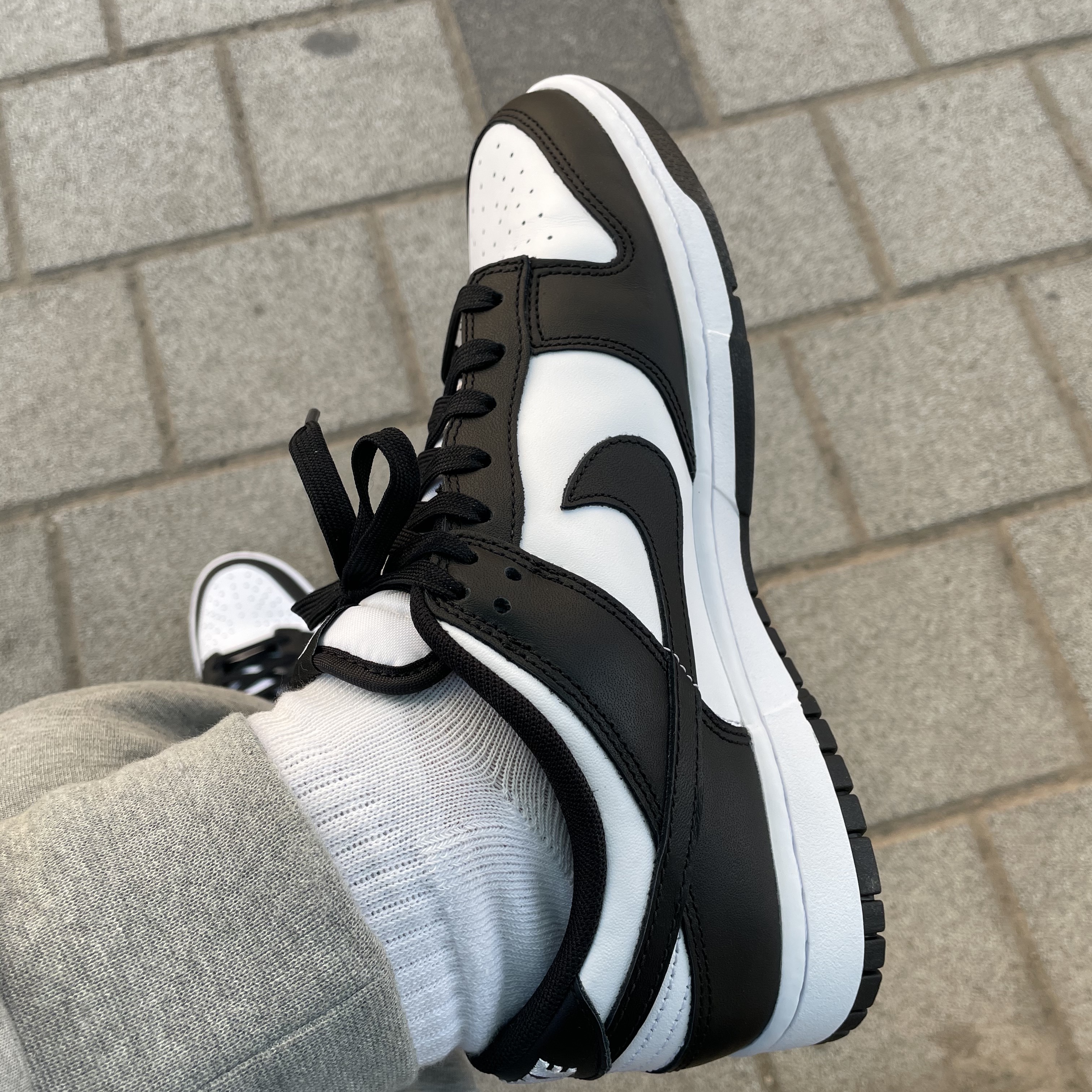Nike Dunk Low Retro Black 착용 스타일 - 2