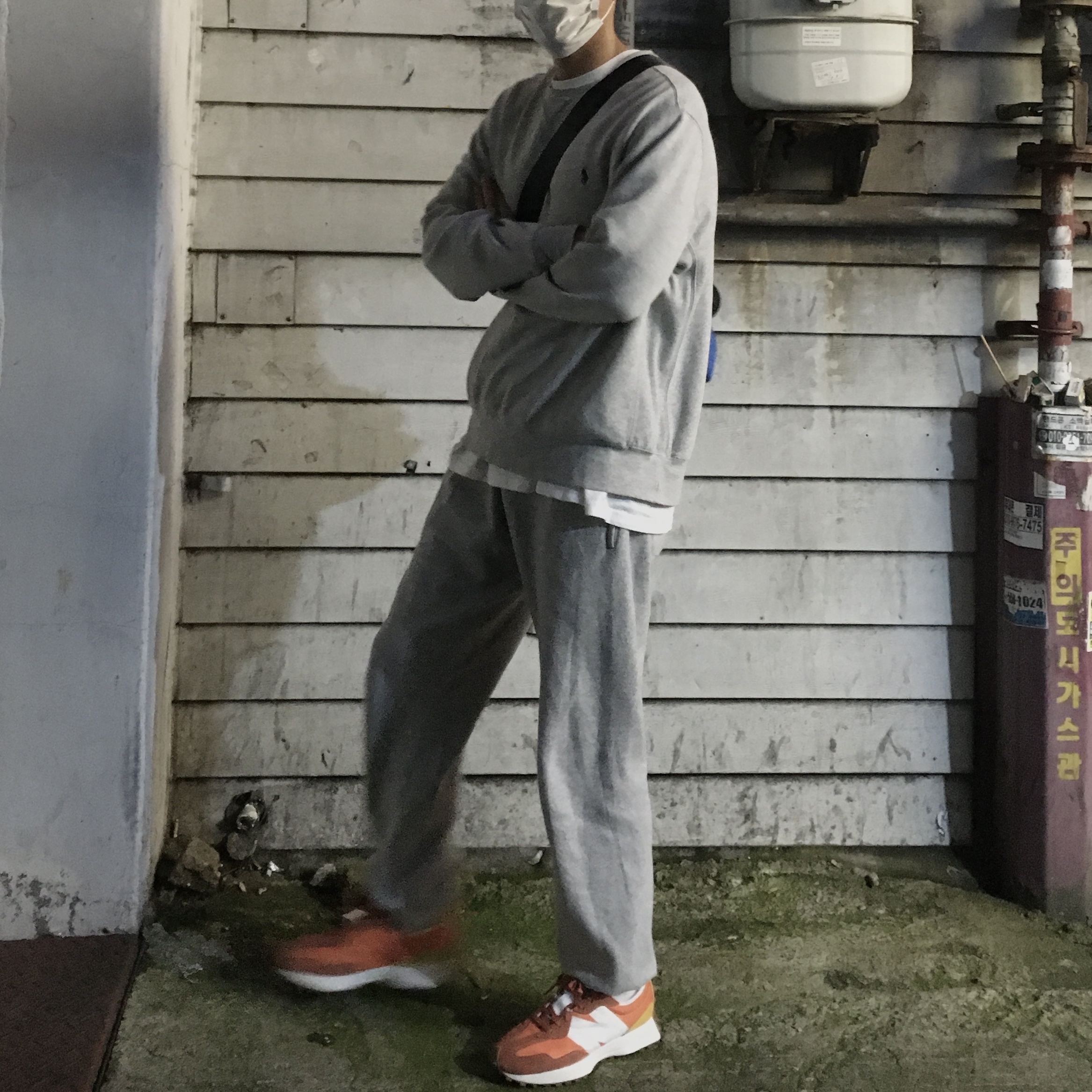 New Balance 327 Orange 착용 스타일