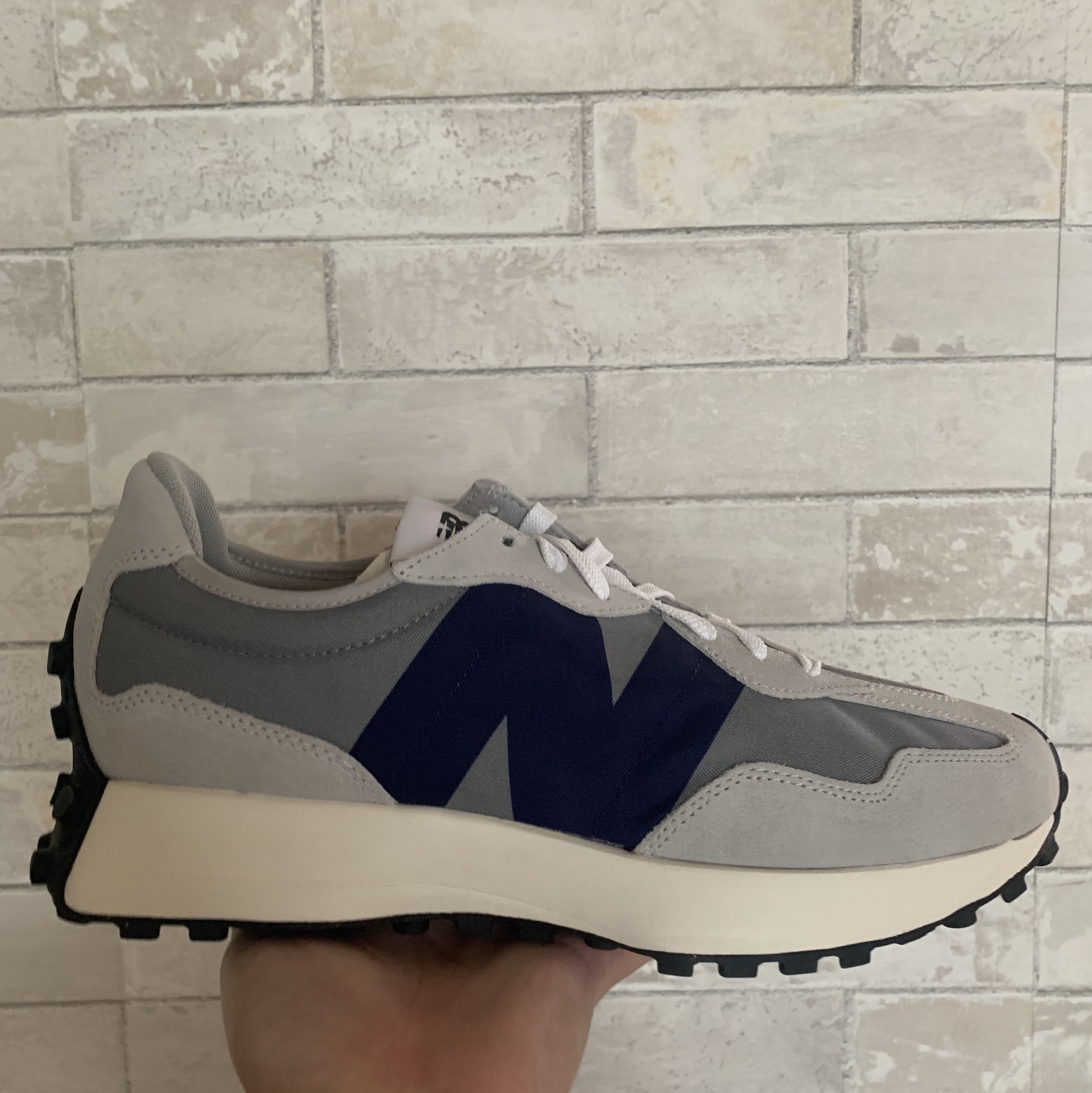 New Balance 327 White Black, New Balance 327 Moonbeam Ghost Pepper 착용 스타일 - 3