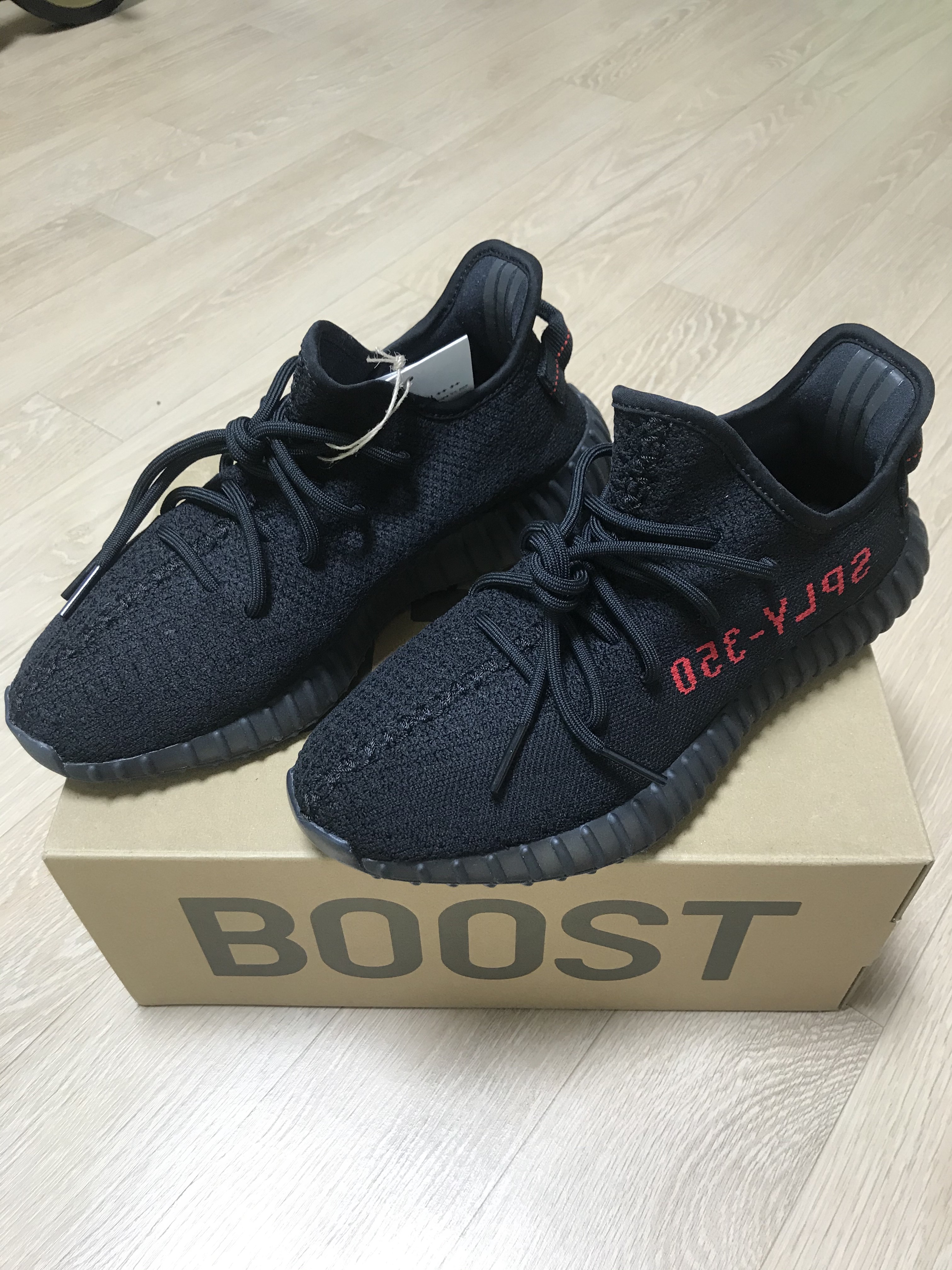 Adidas Yeezy Boost 350 V2 Black Red 2020 착용 스타일