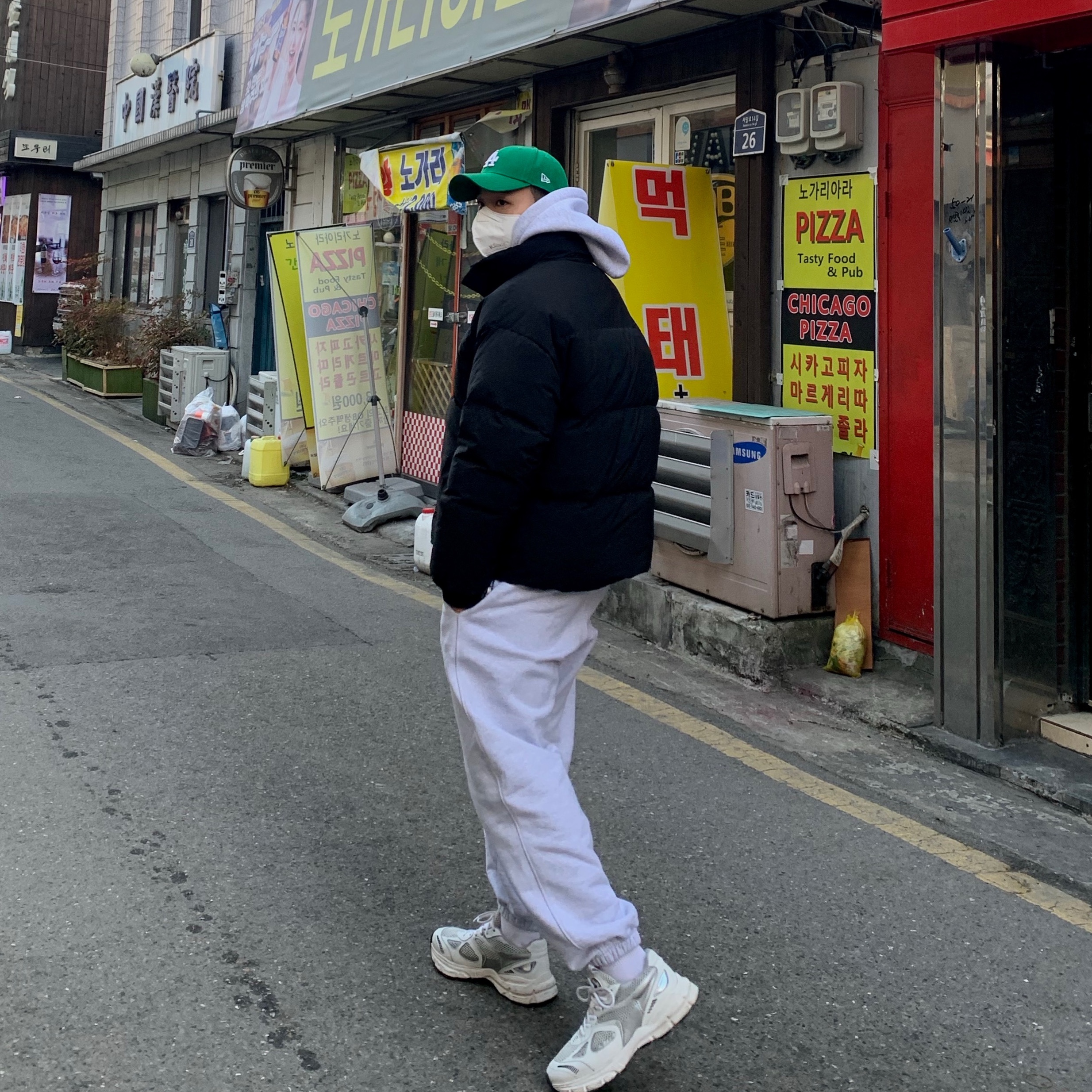 Axel Arigato Marathon Runner White Silver 착용 스타일