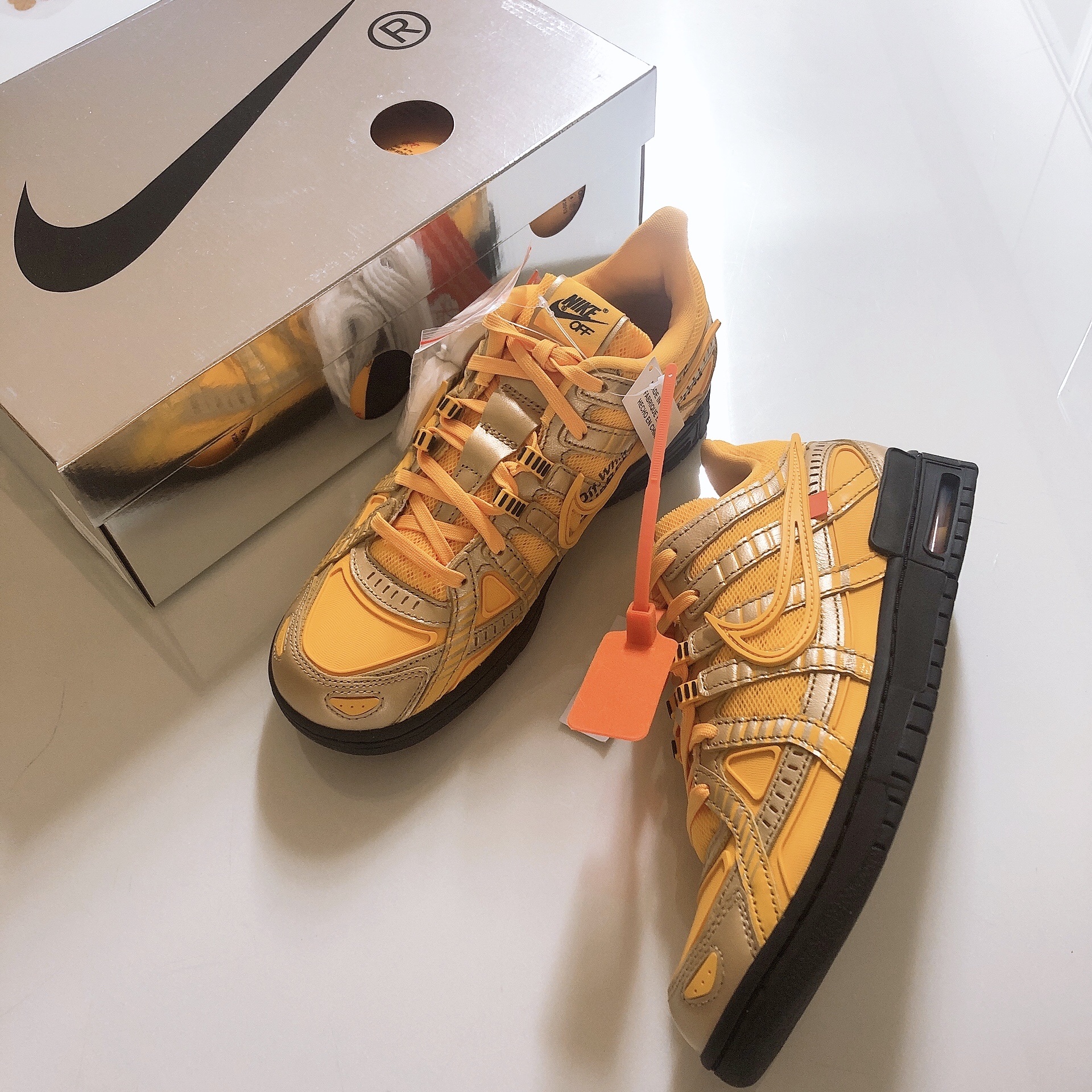 Nike x Off-White Air Rubber Dunk University Gold 착용 스타일