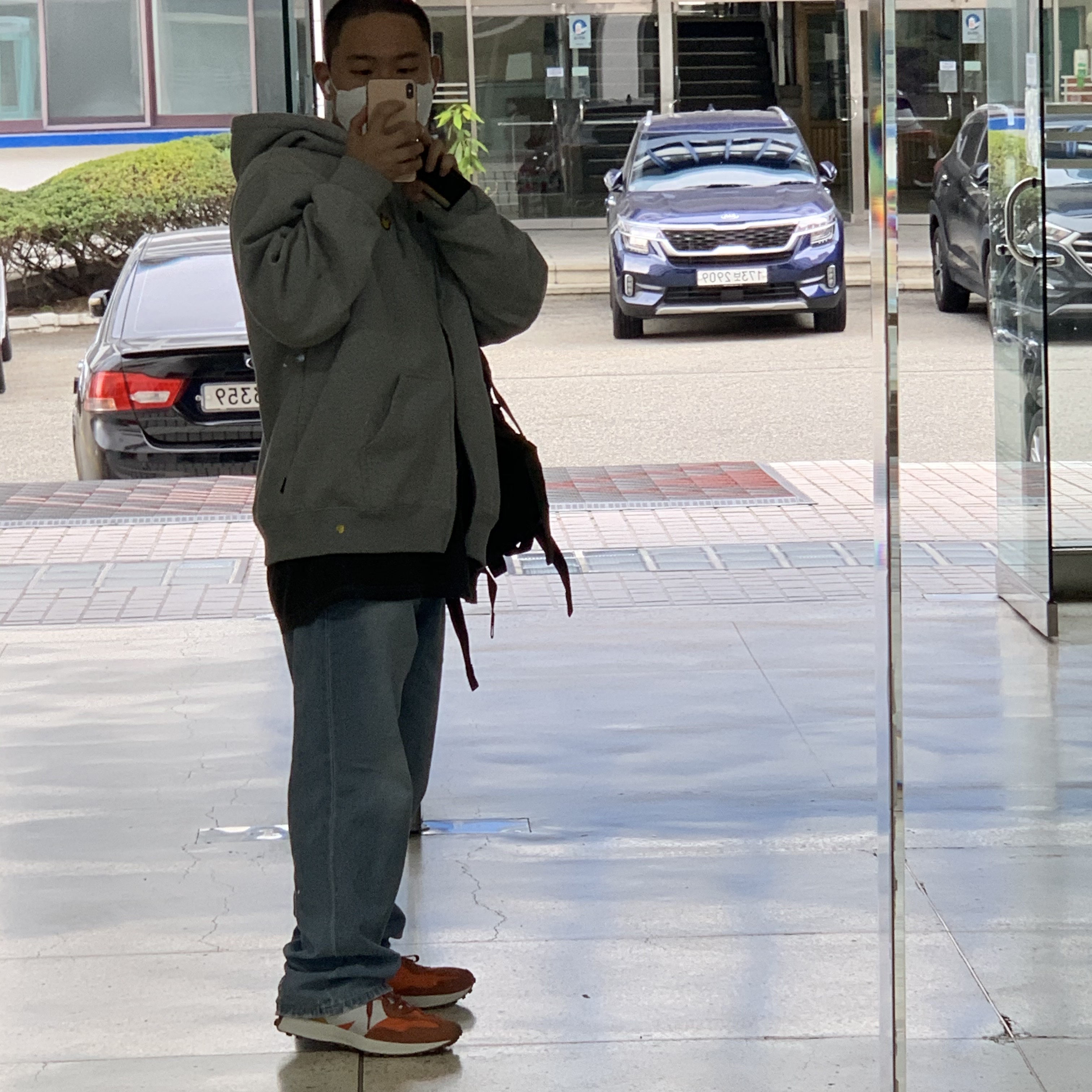 New Balance 327 Orange 착용 스타일