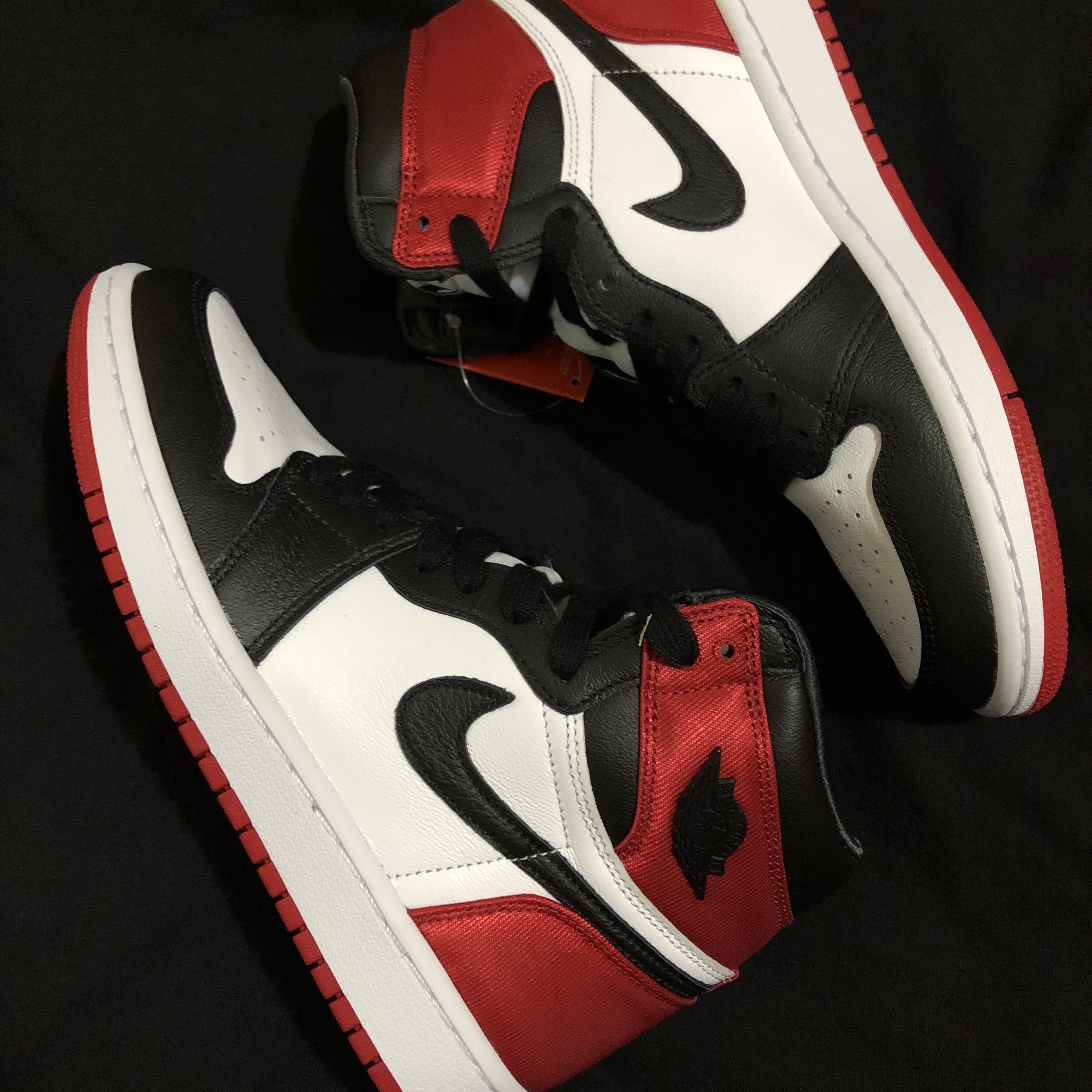 (W) Jordan 1 Retro High Satin Black Toe 착용 스타일 - 1