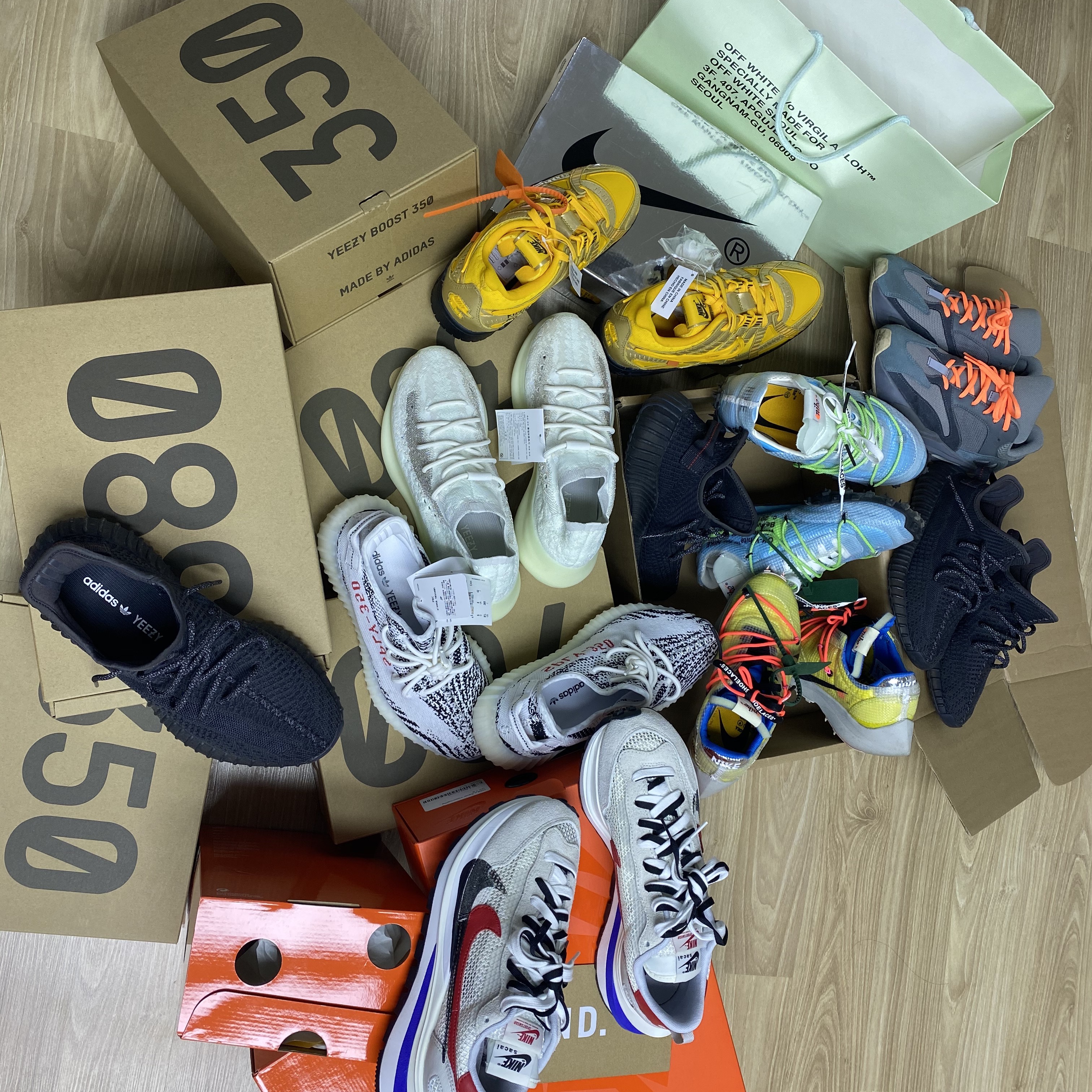 Nike x Sacai VaporWaffle Royal Fuchsia, Adidas Yeezy Boost 350 V2 Black - Non-Reflective 착용 스타일