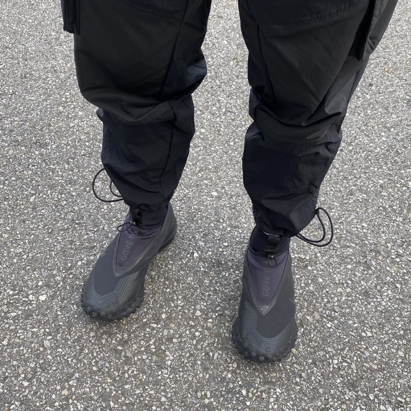 Nike ACG Mountain Fly Gore-Tex Black and Dark Grey 착용 스타일 - 2