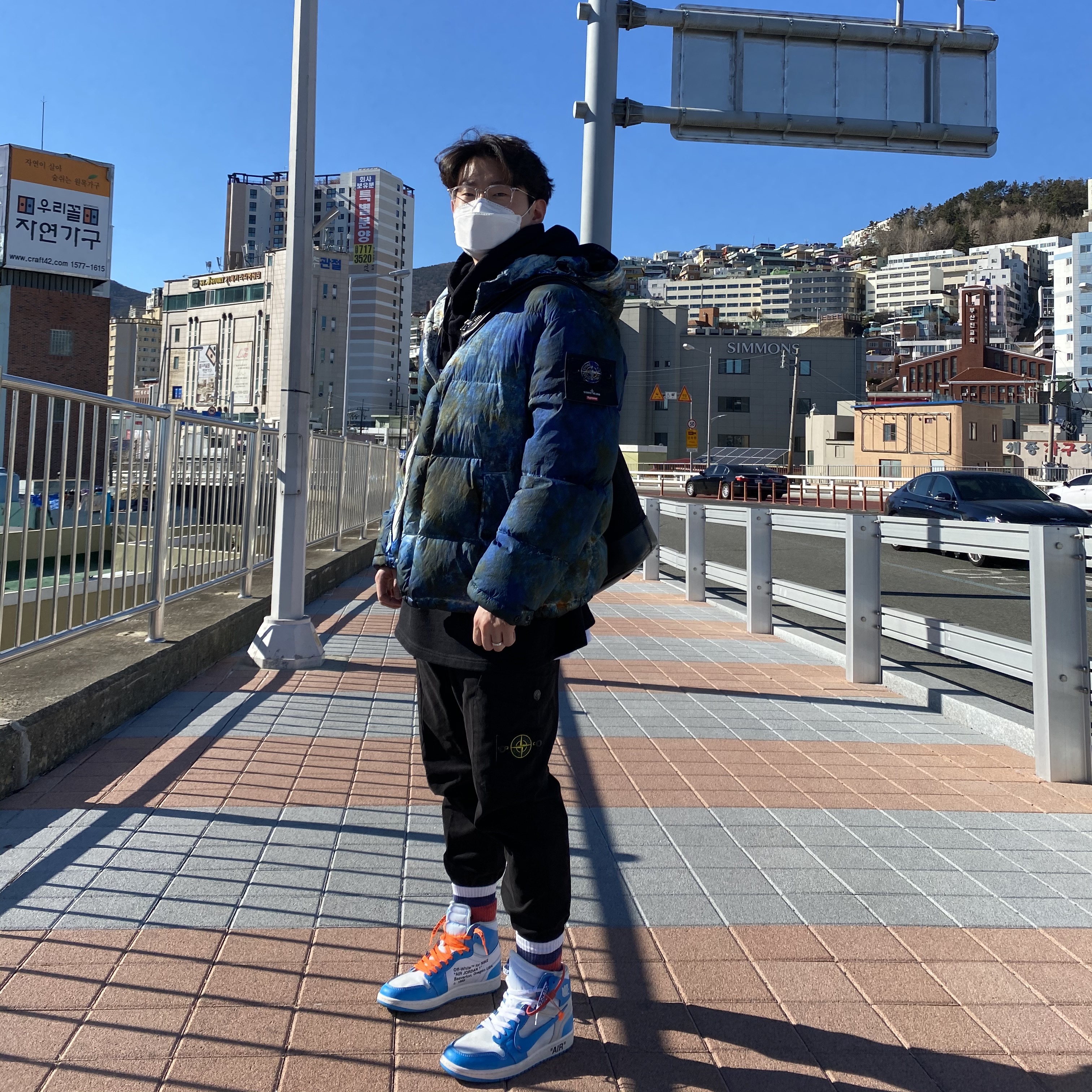 Supreme x Stone Island Painted Camo Crinkle Down Jacket Dark Teal - 20FW, Jordan 1 x Off-White Retro High University Blue 착용 스타일 - 1