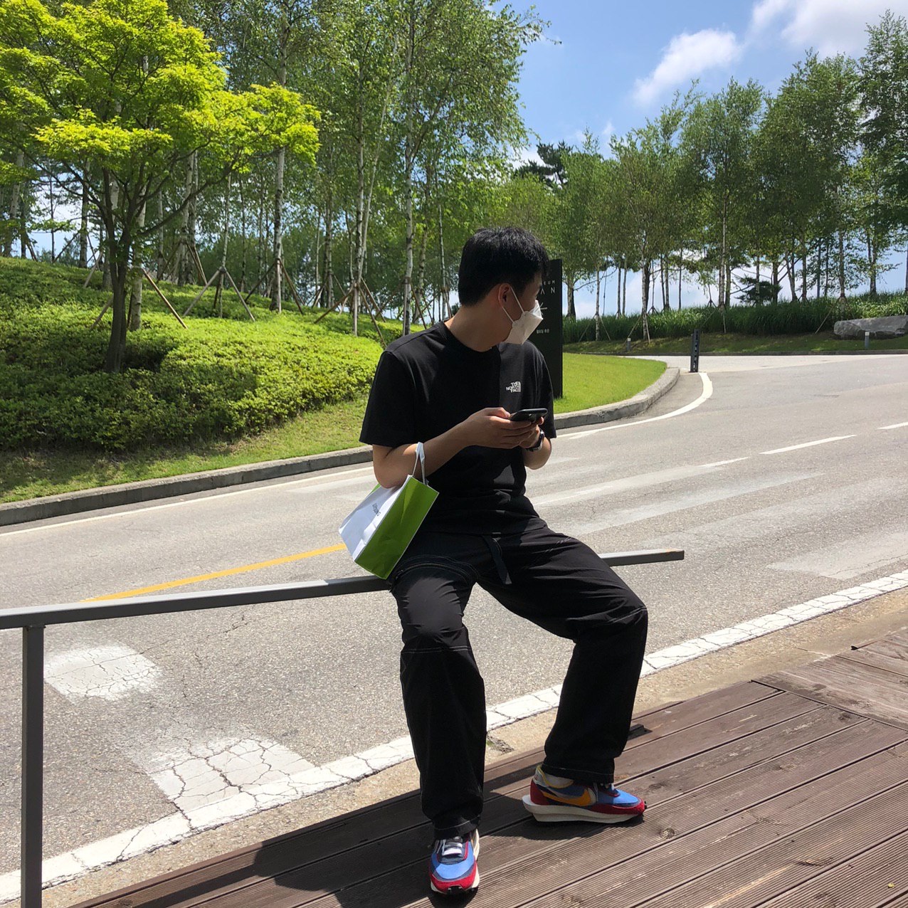 Nike x Sacai LDWaffle Blue Multi 착용 스타일 - 1