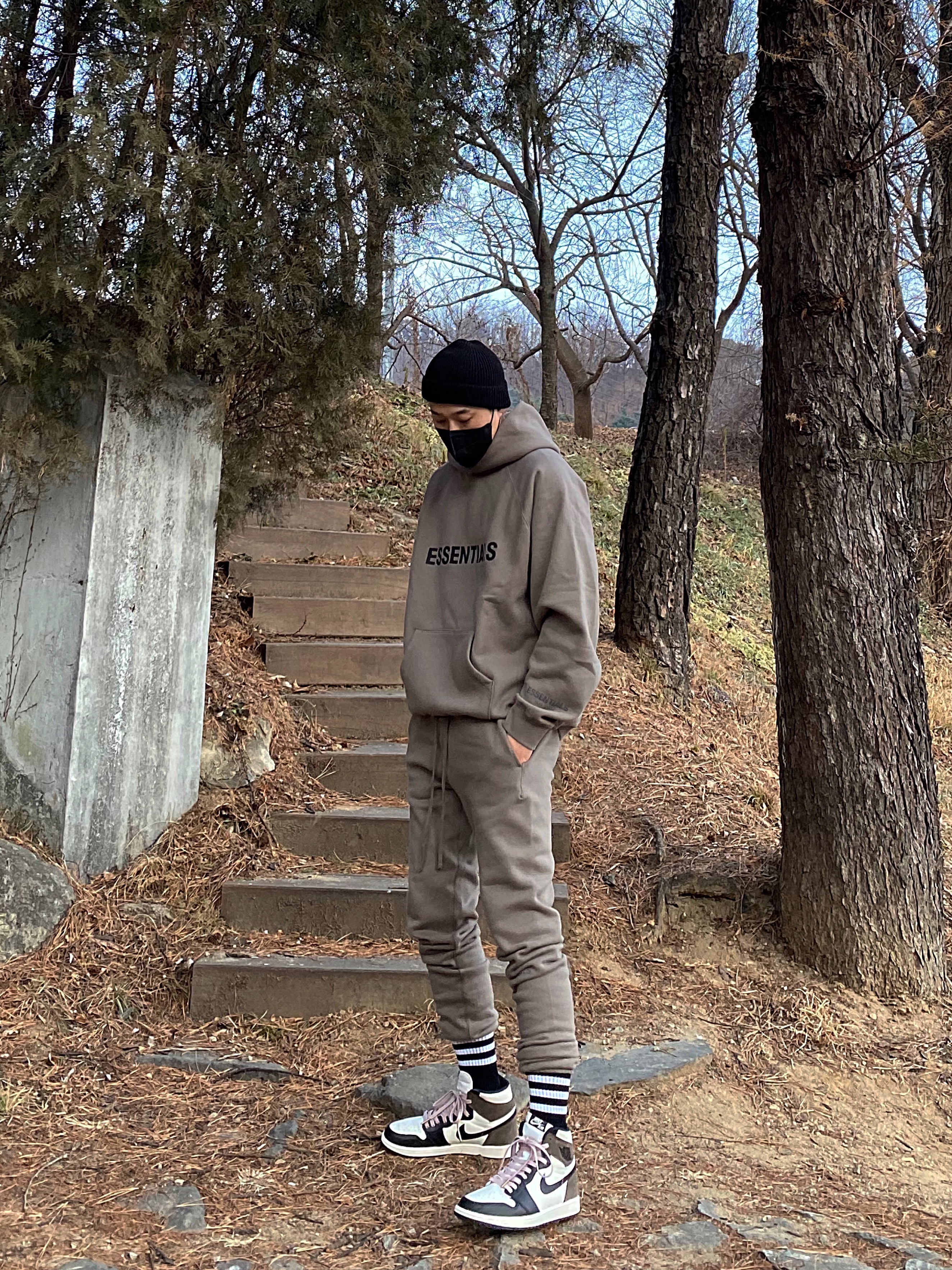 Jordan 1 Retro High OG Black Mocha, Essentials 3D Silicon Applique Pullover Hoodie Taupe - 20FW 착용 스타일 - 2