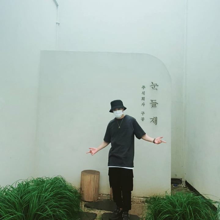 Adidas Yeezy Boost 350 V2 Black - Non-Reflective 착용 스타일