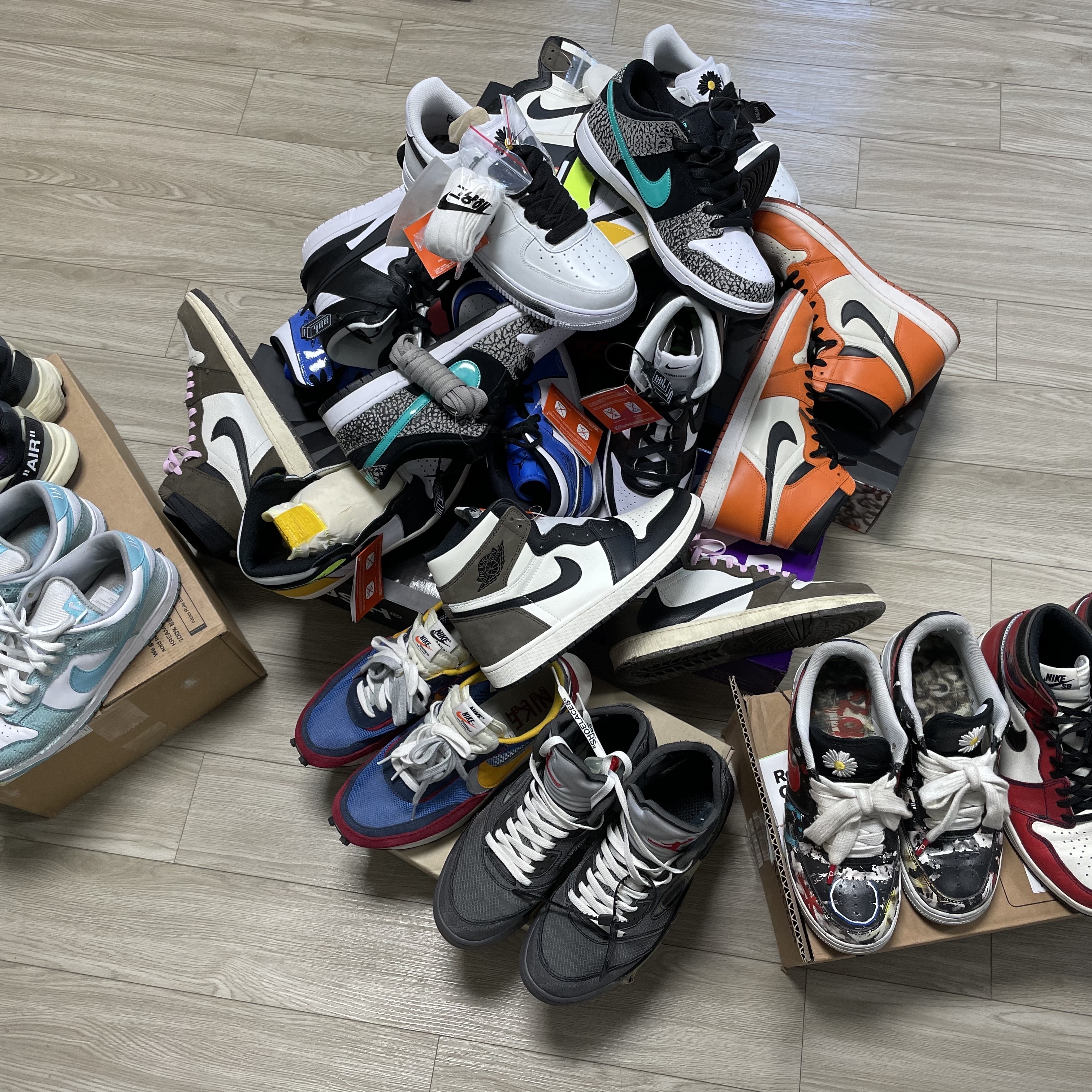 Jordan 5 x Off-White Retro SP Black Muslin, Nike x Peaceminusone Air Force 1 Low Para-Noise 착용 스타일