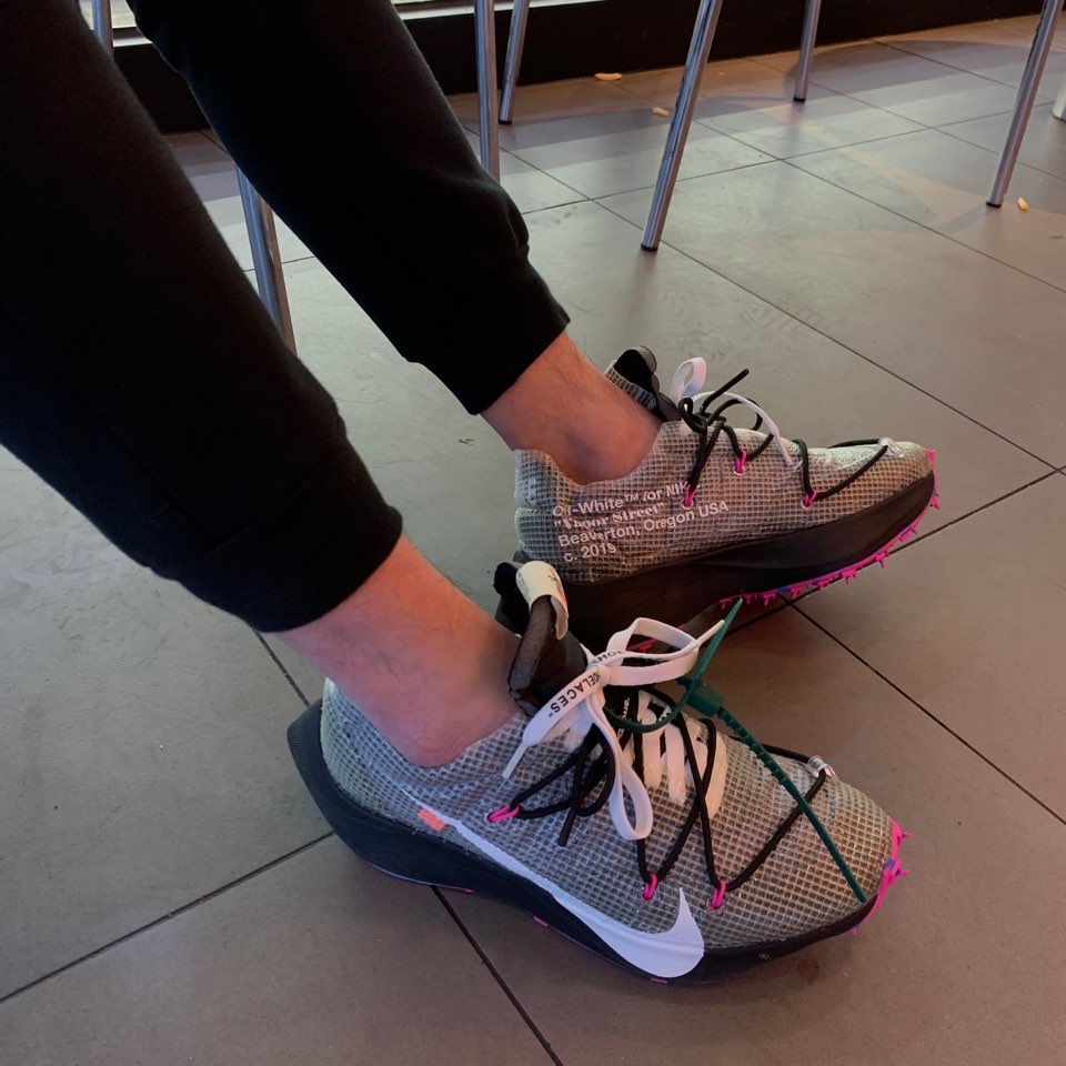 (W) Nike x Off-White Vapor Street Black Laser Fuchsia 착용 스타일