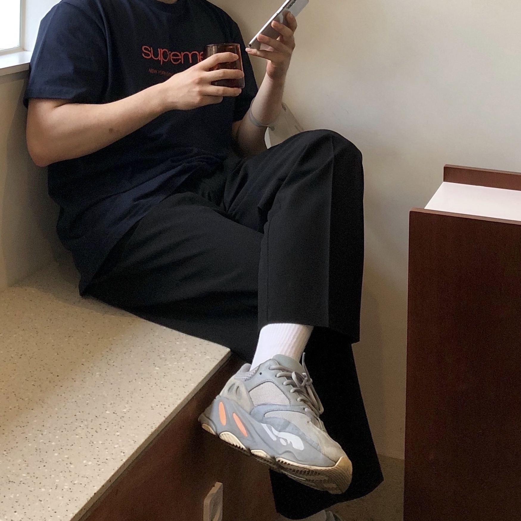 Adidas Yeezy Boost 700 Inertia 착용 스타일