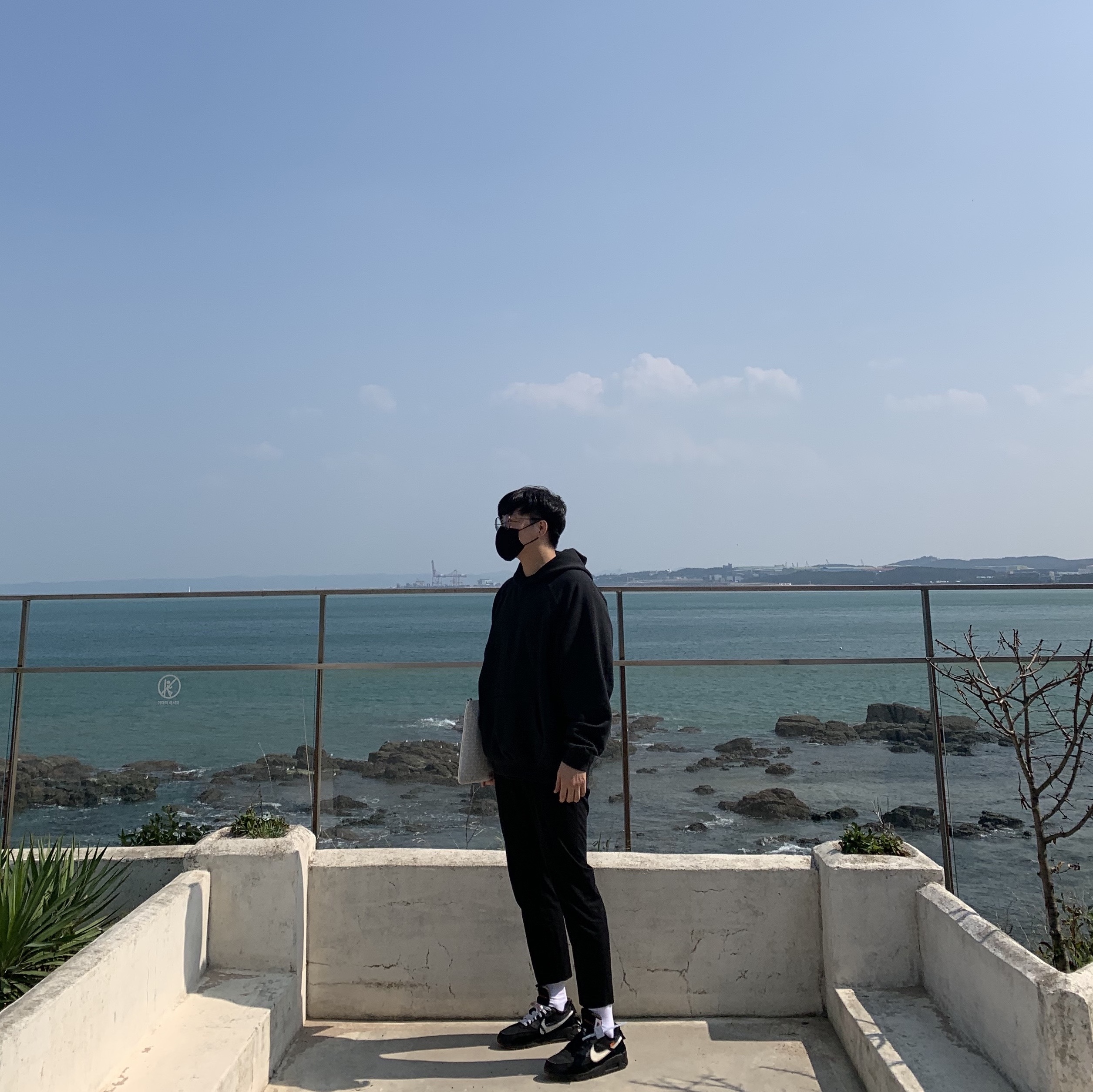 Nike x Off-White Air Max 90 V2 Black White, Essentials 3D Silicon Applique Pullover Hoodie Dark Slate/Black 2020 착용 스타일
