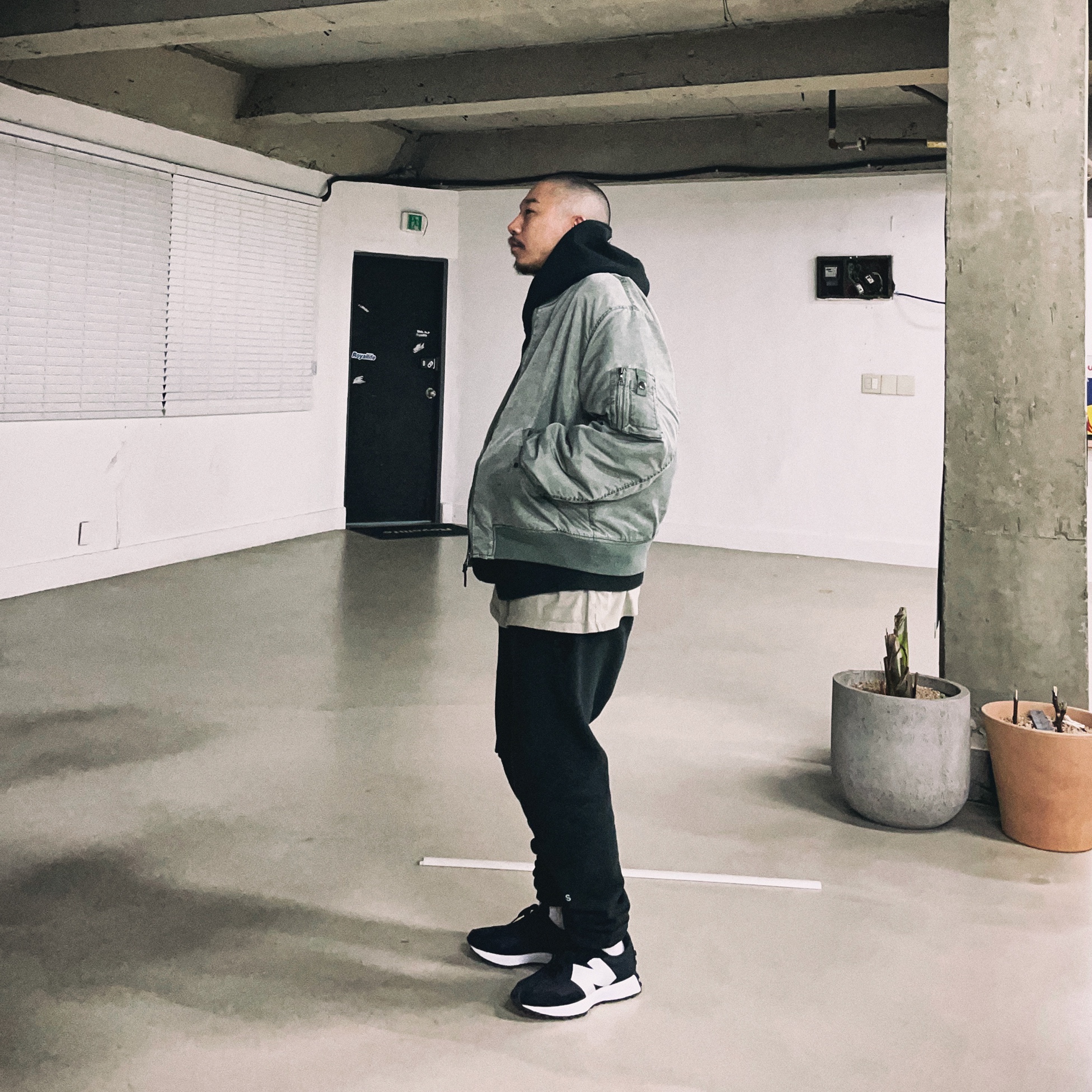 New Balance 327 Black, Essentials Sweatpants Dark Slate/Black 2020 착용 스타일 - 2