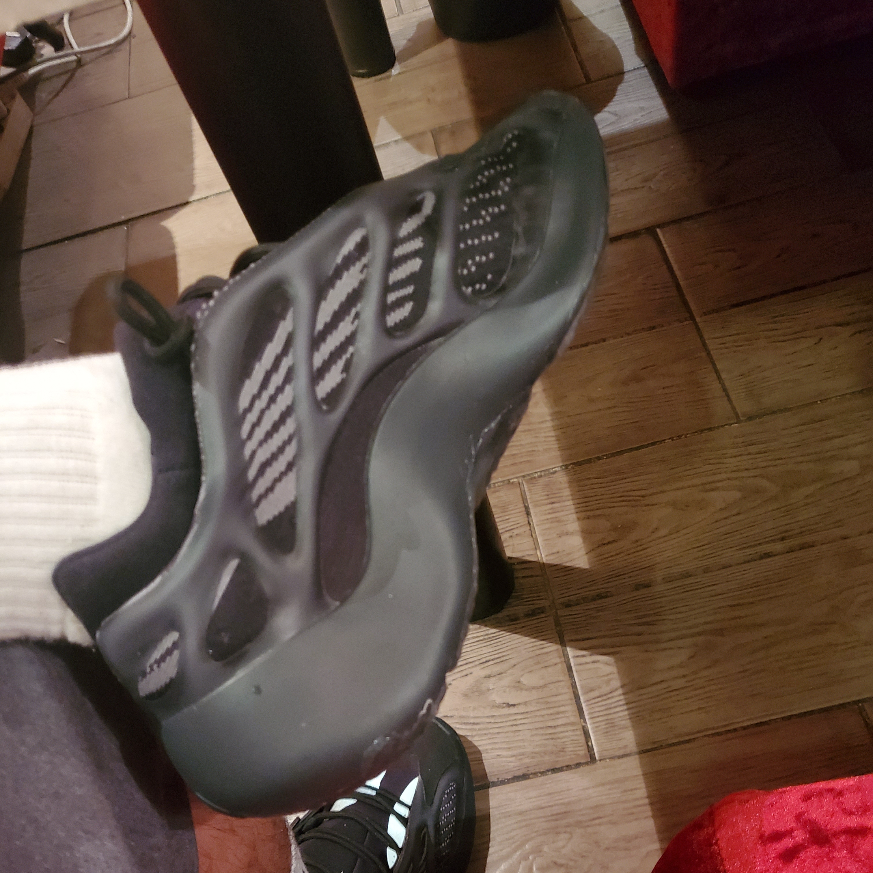 Adidas Yeezy 700 V3 Alvah 착용 스타일