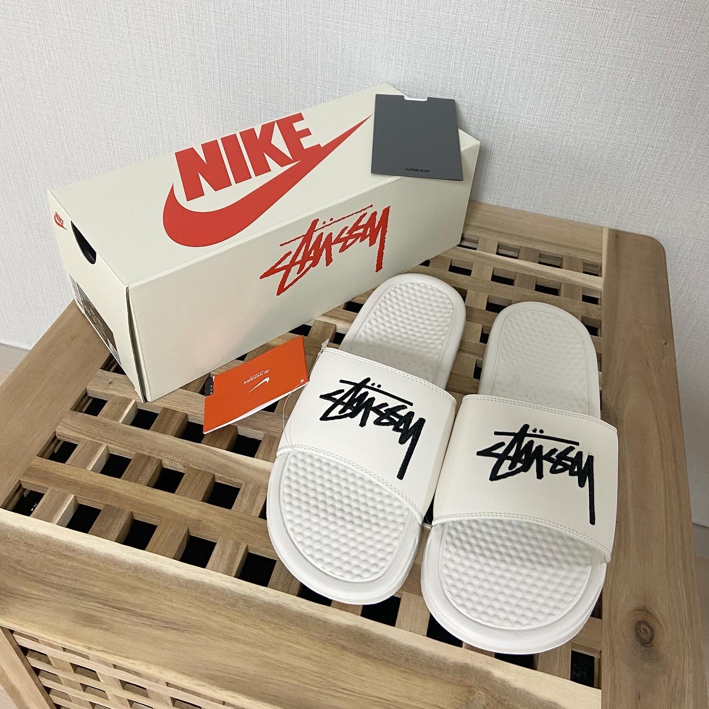 Nike x Stussy Benassi Slide Sail 착용 스타일 - 1