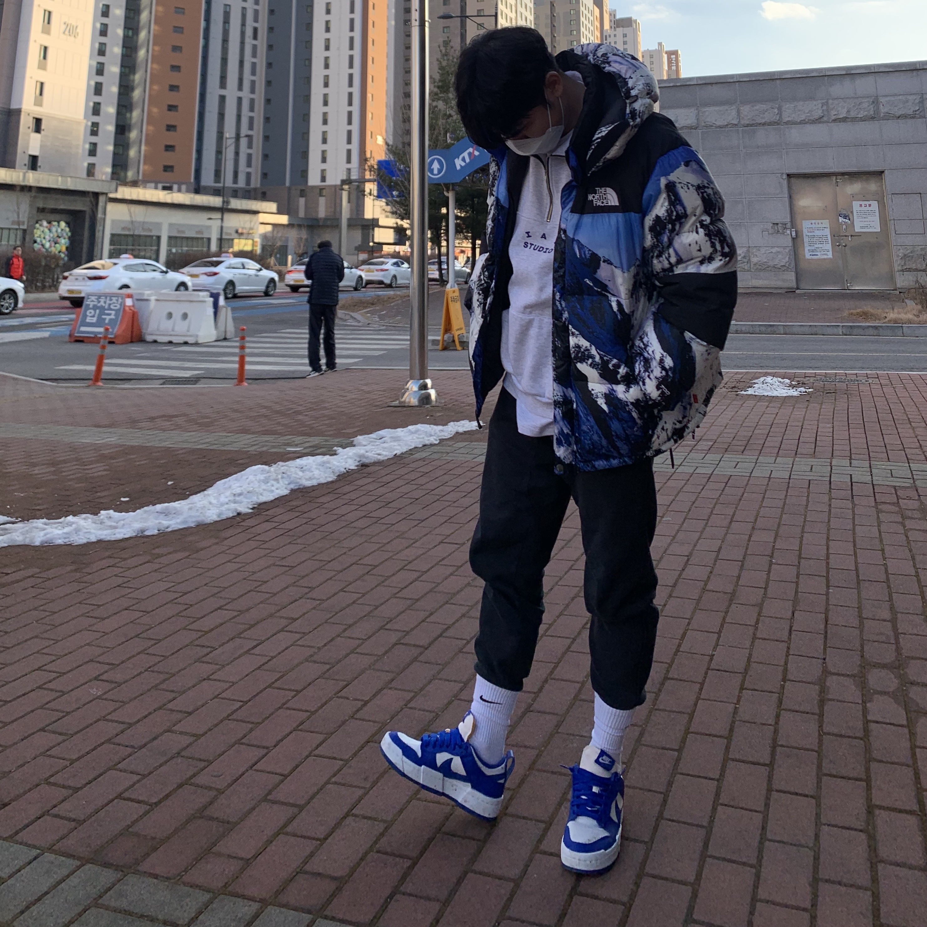 (W) Nike Dunk Low Disrupt Game Royal, IAB Studio Half Zip Pullover Light Gray 착용 스타일