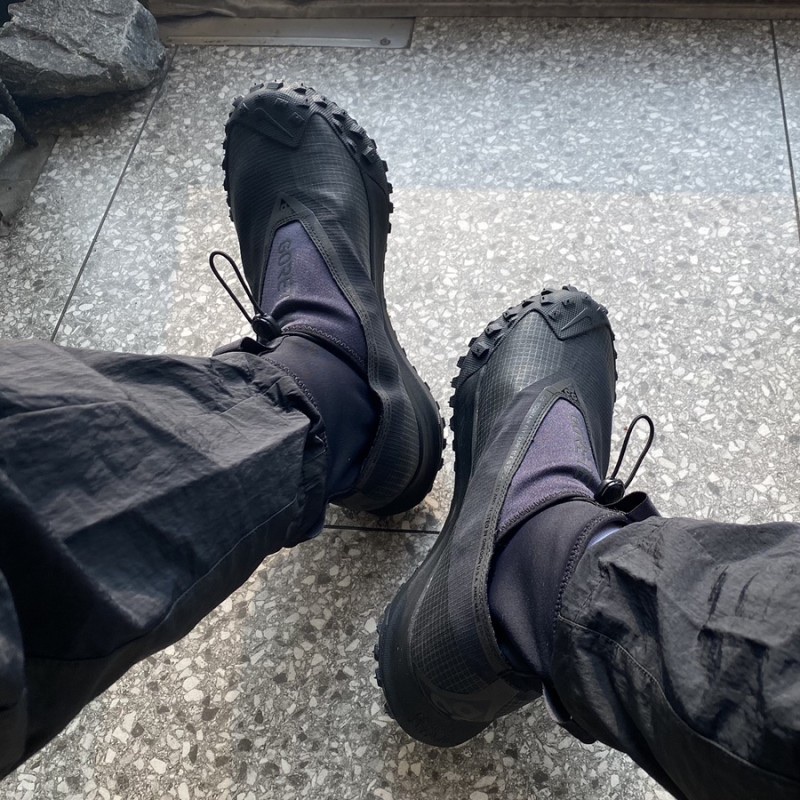 Nike ACG Mountain Fly Gore-Tex Black and Dark Grey 착용 스타일 - 1