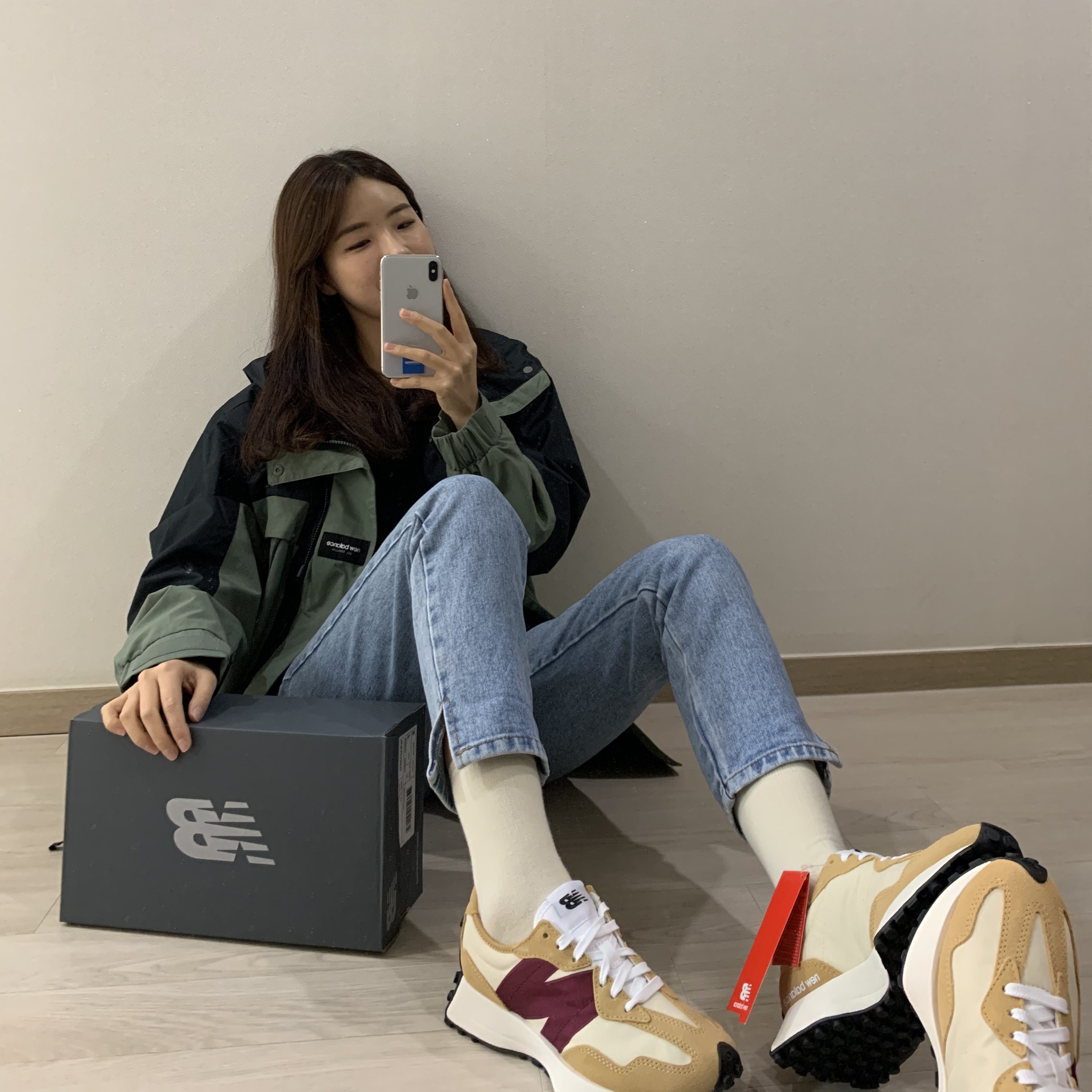 New Balance 327 Moonbeam Ghost Pepper 착용 스타일 - 1