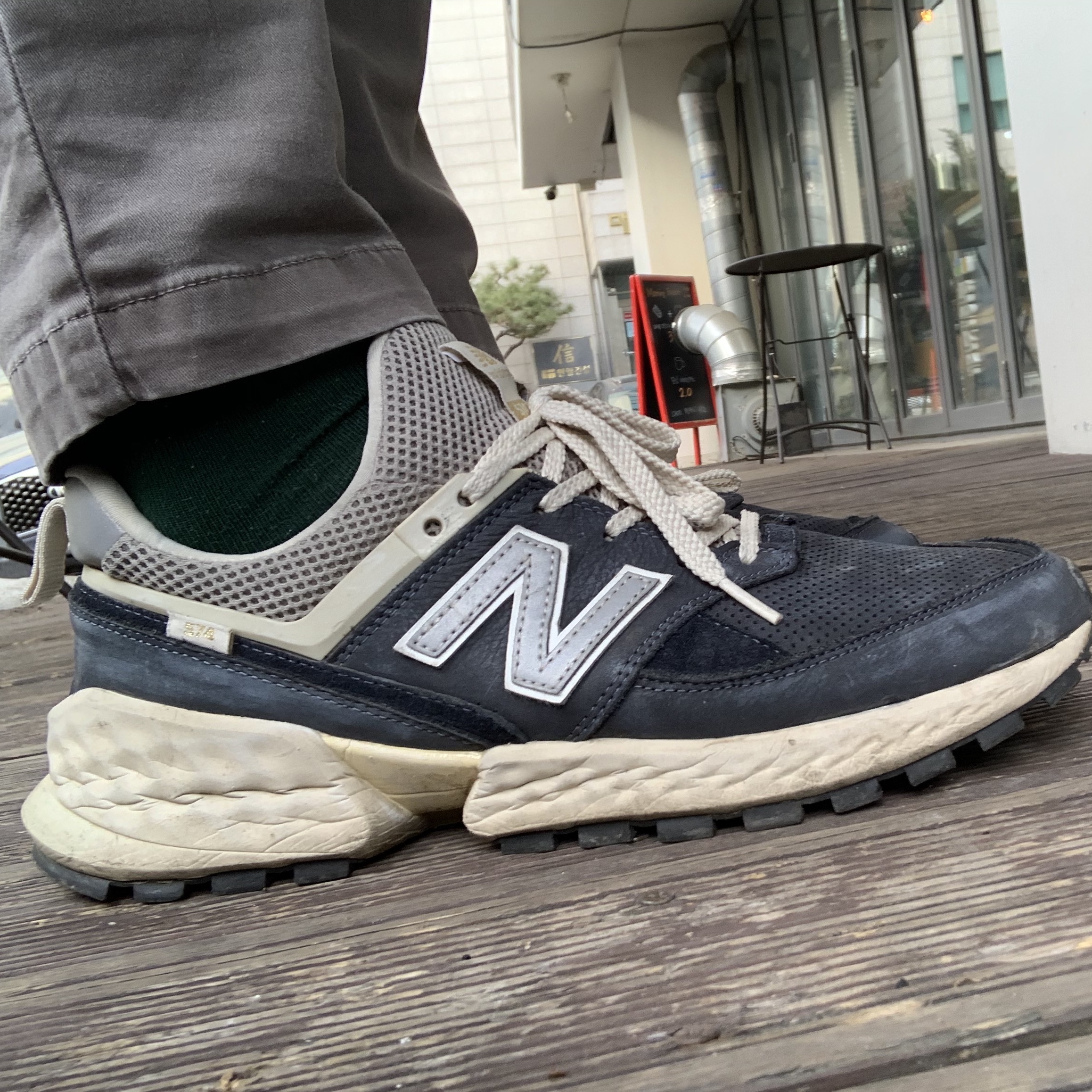 New Balance 574v2 Sport Vintage Navy 착용 스타일