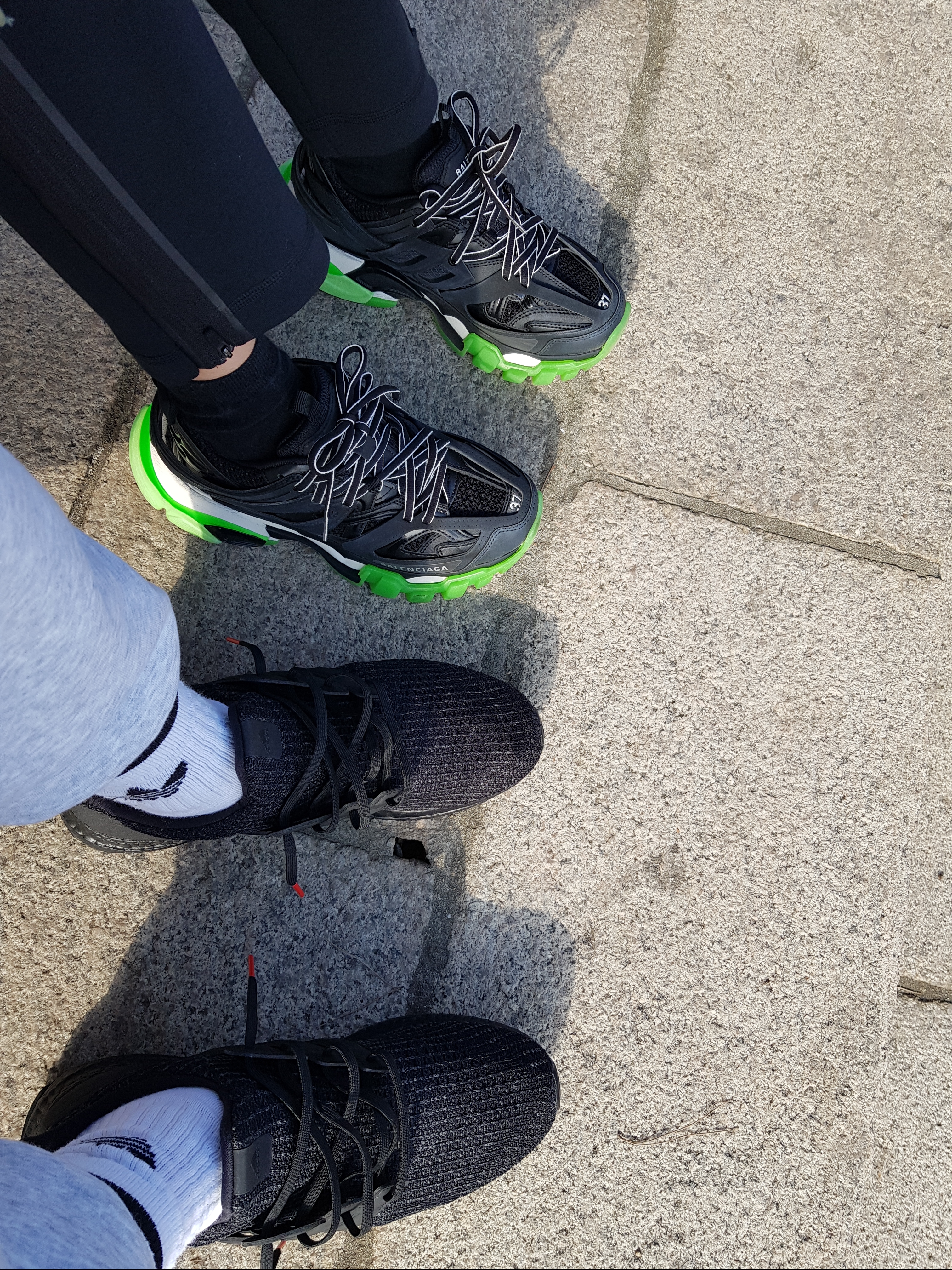 Adidas Ultraboost 4.0 Triple Black, Balenciaga Track Sneakers Black Glow In The Dark 착용 스타일 - 3