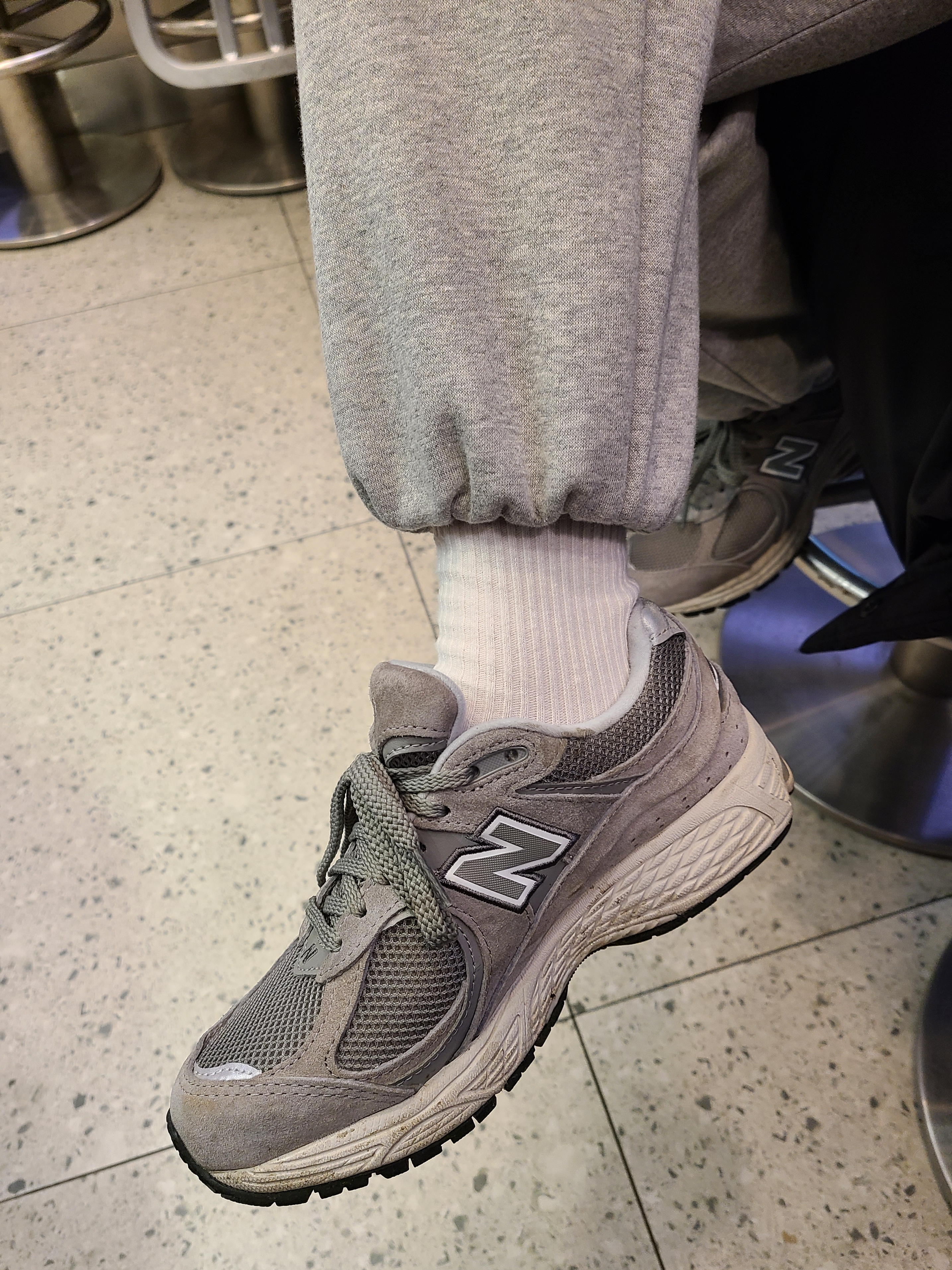 New Balance 2002R Grey 착용 스타일