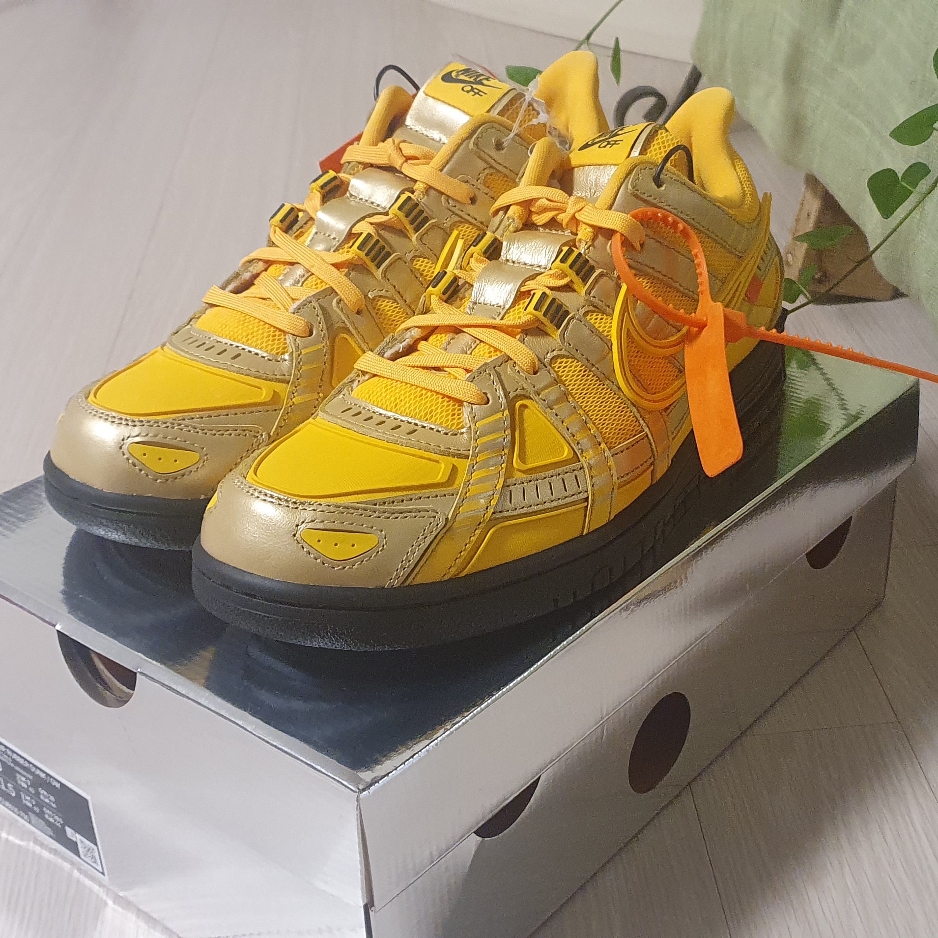 Nike x Off-White Air Rubber Dunk University Gold 착용 스타일