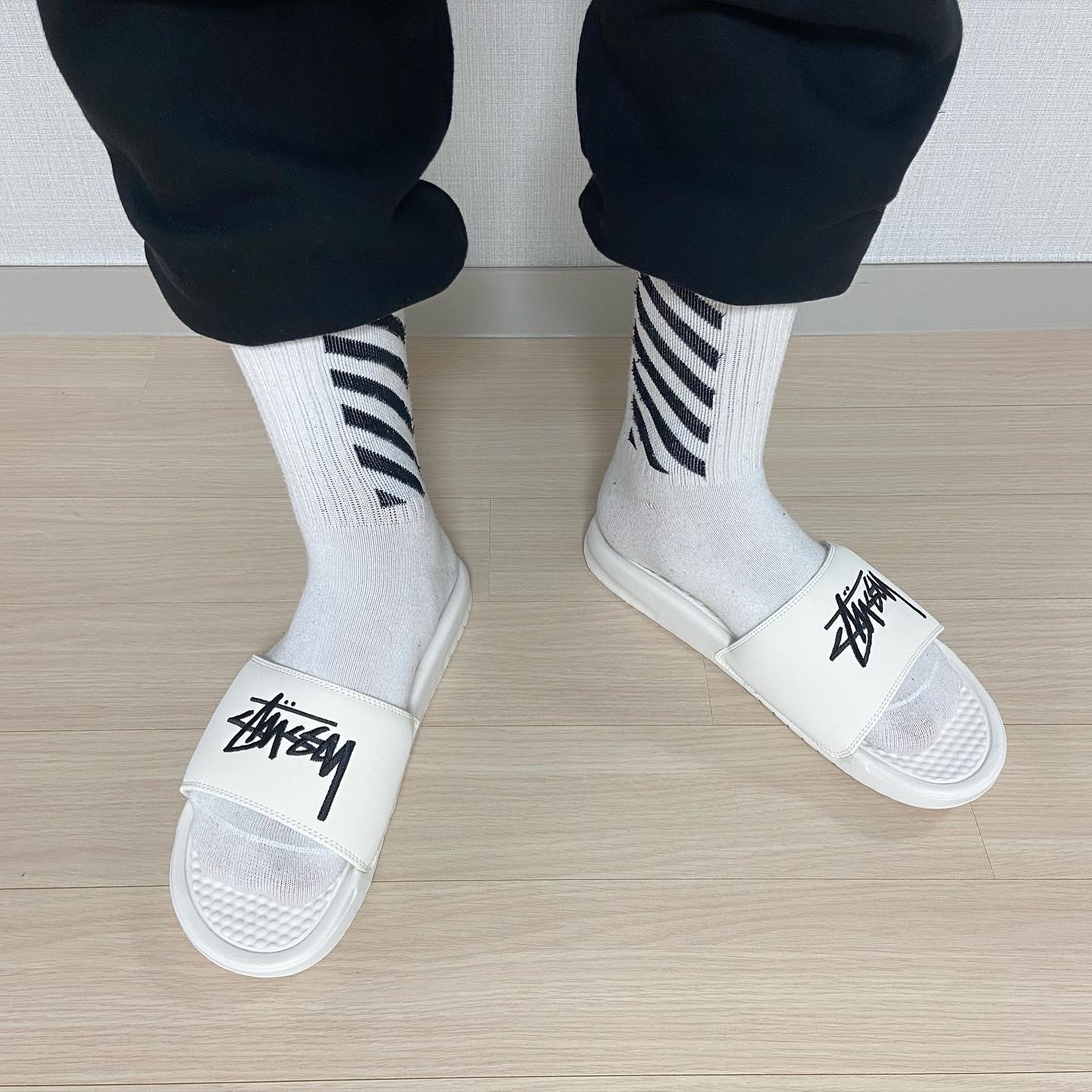 Nike x Stussy Benassi Slide Sail 착용 스타일 - 2