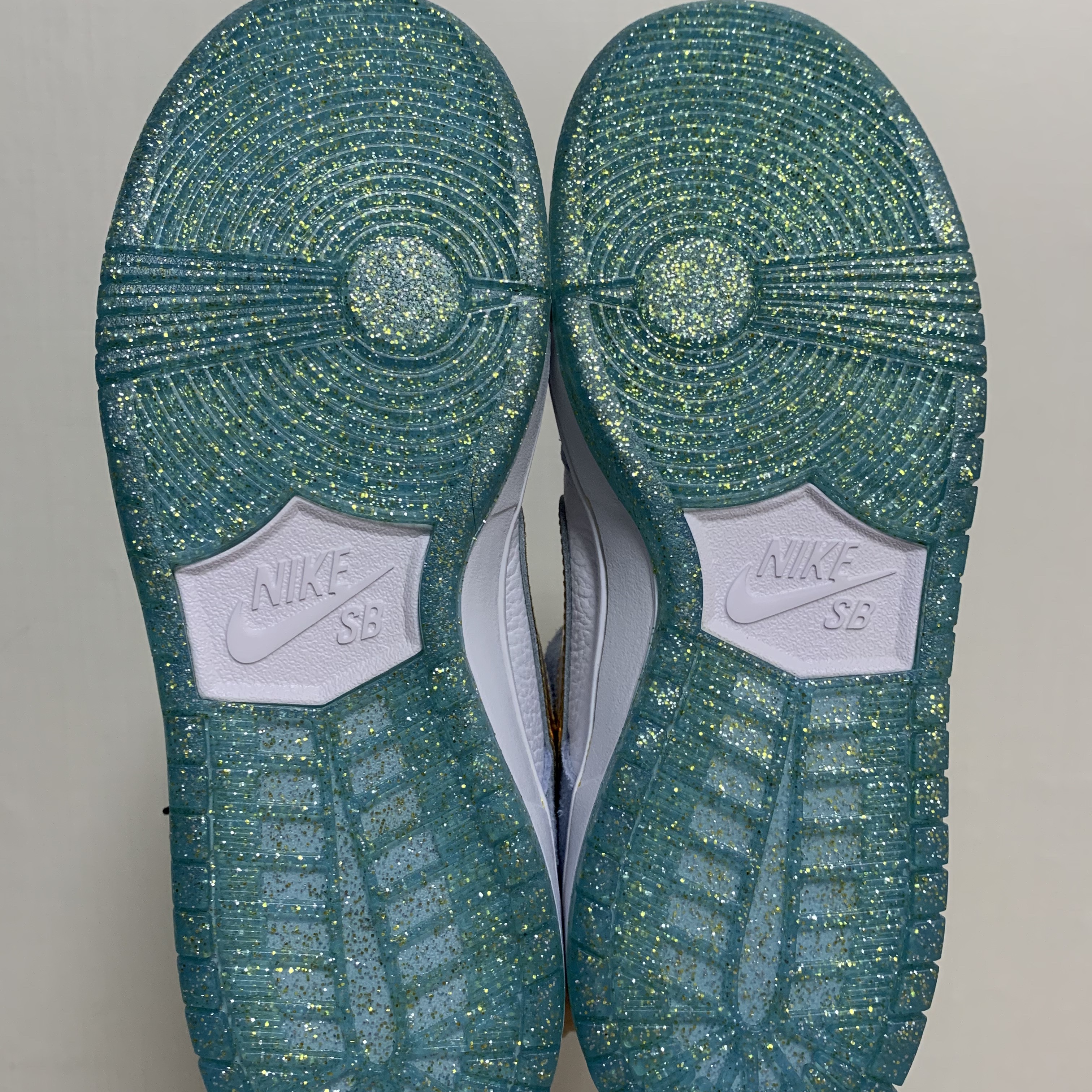 Nike x Sean Cliver SB Dunk Low Holiday Special 착용 스타일 - 5