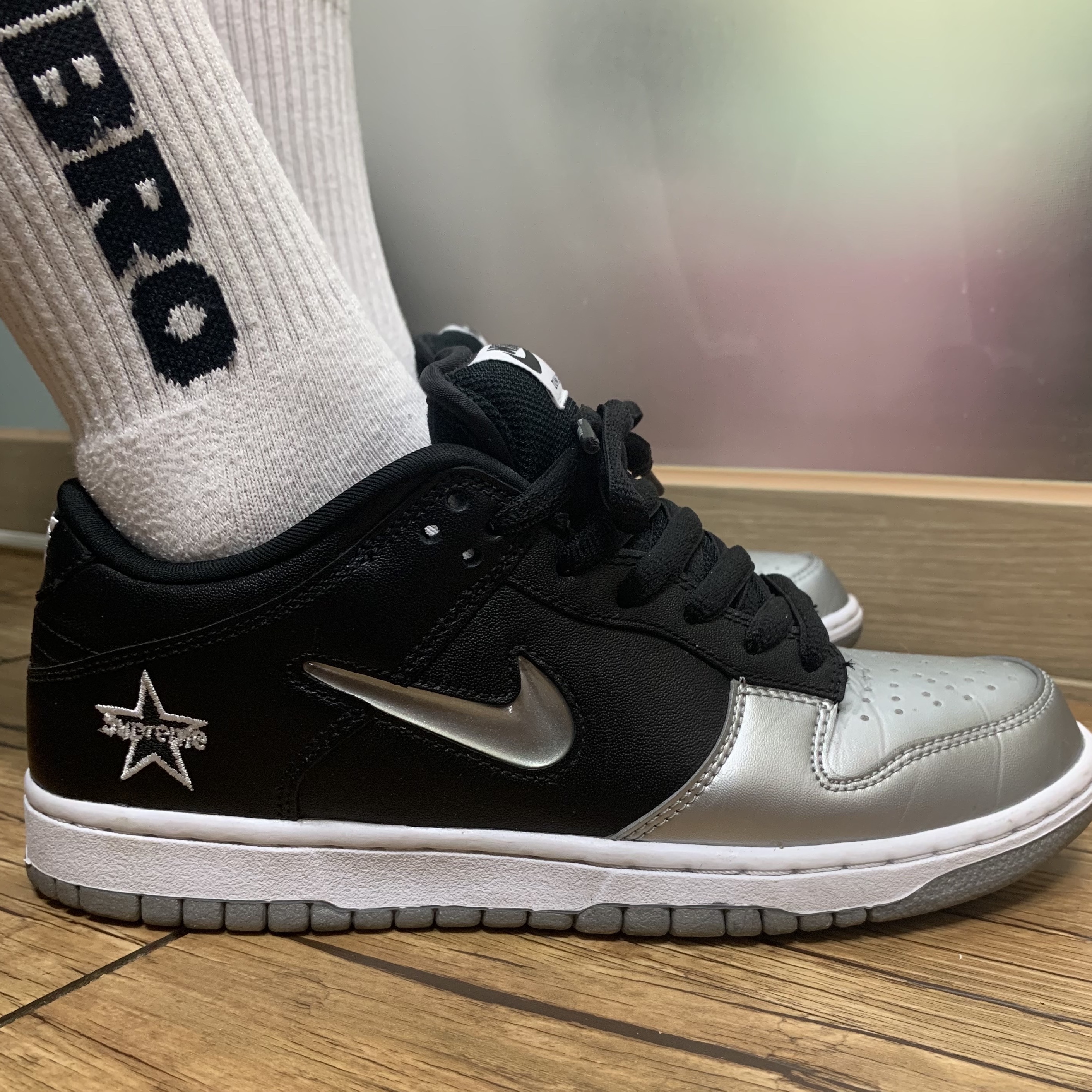 Nike x Supreme SB Dunk Low Jewel Swoosh Silver 착용 스타일 - 1