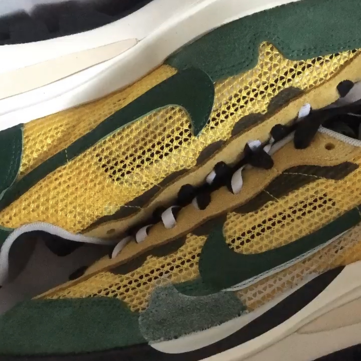 Nike x Sacai VaporWaffle Tour Yellow & Gorge Green Sail 착용 스타일