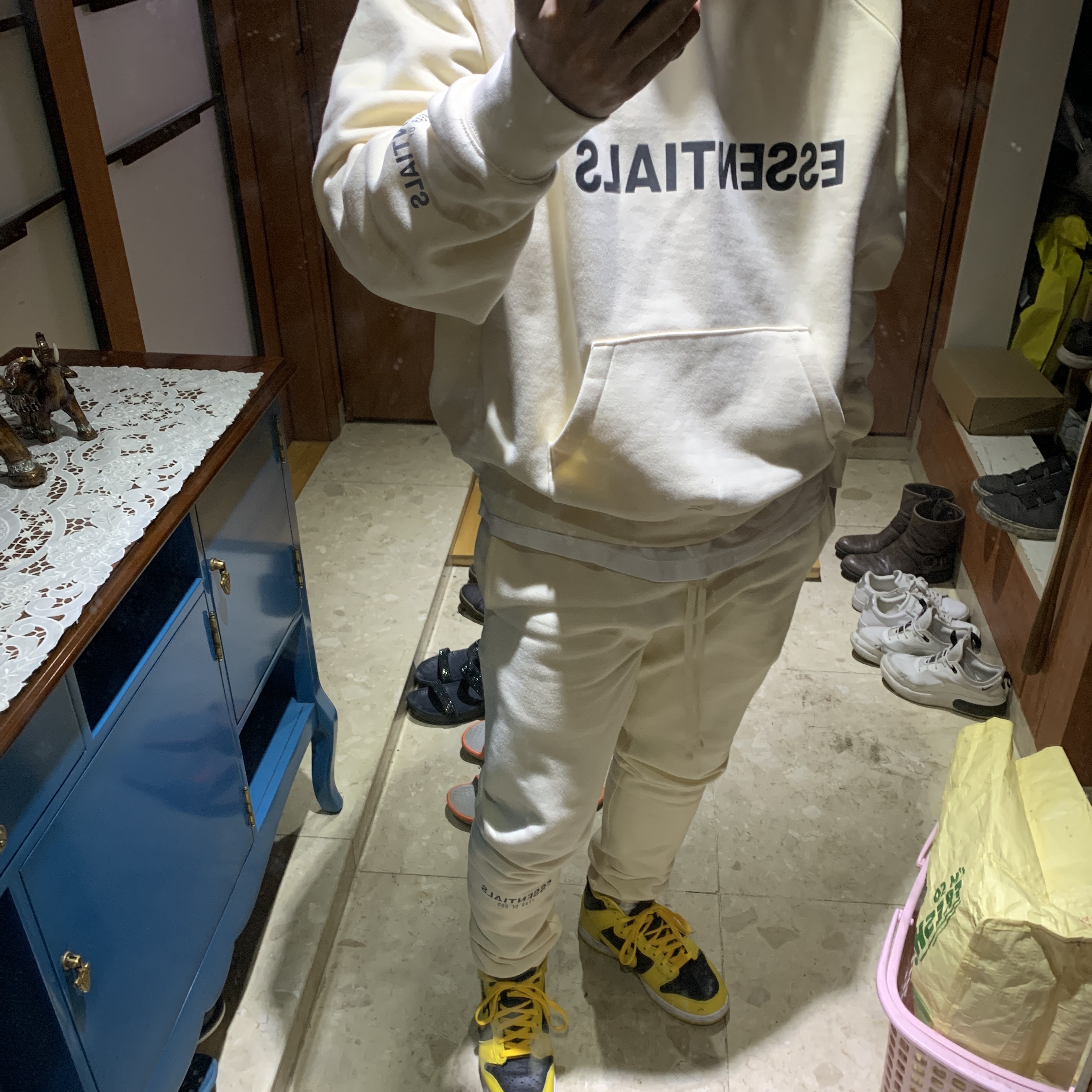 Essentials 3D Silicon Applique Pullover Hoodie Buttercream 2020, Essentials Sweatpants Buttercream 2020 착용 스타일