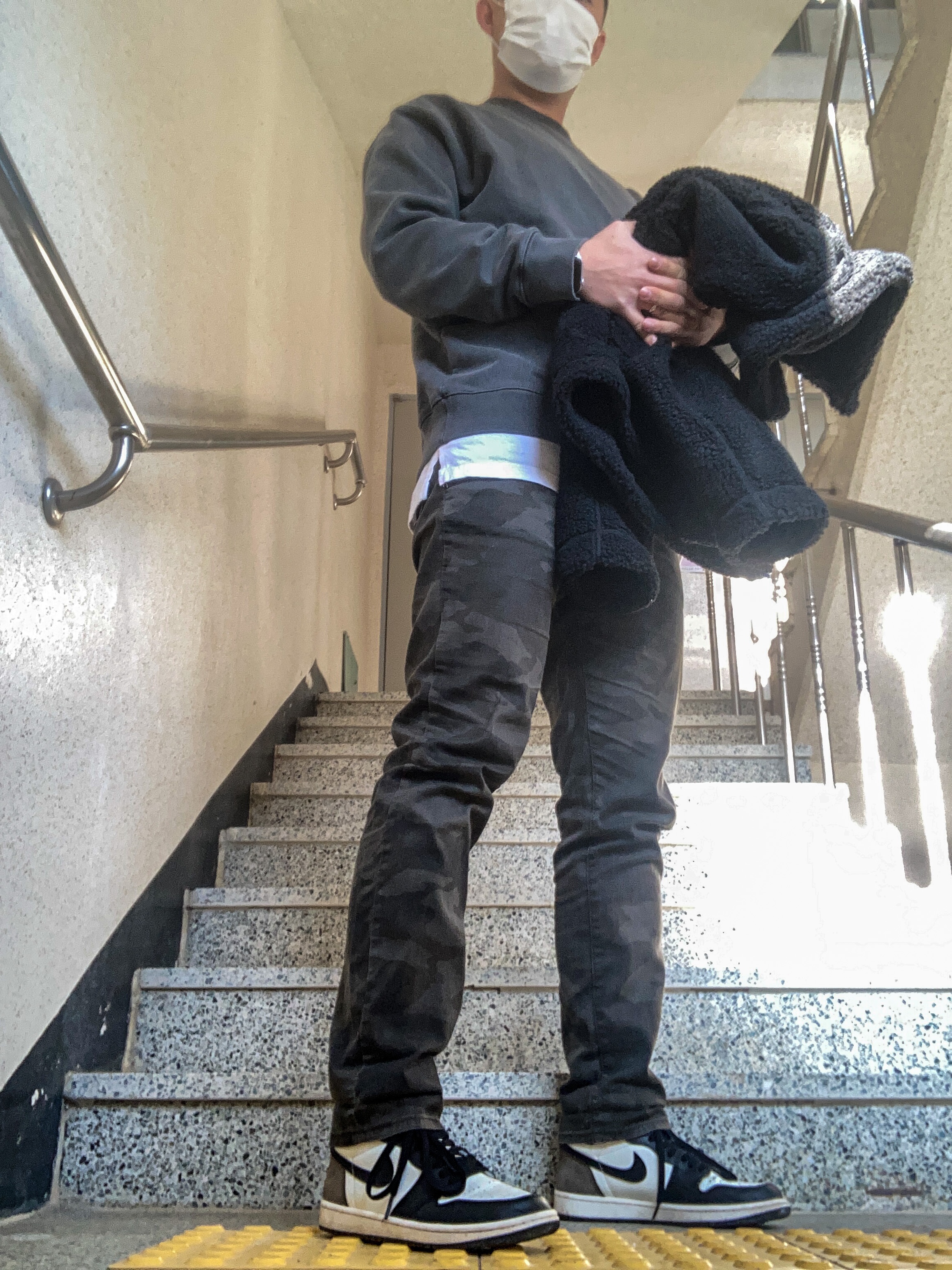 Jordan 1 Retro High OG Black Mocha 착용 스타일 - 2