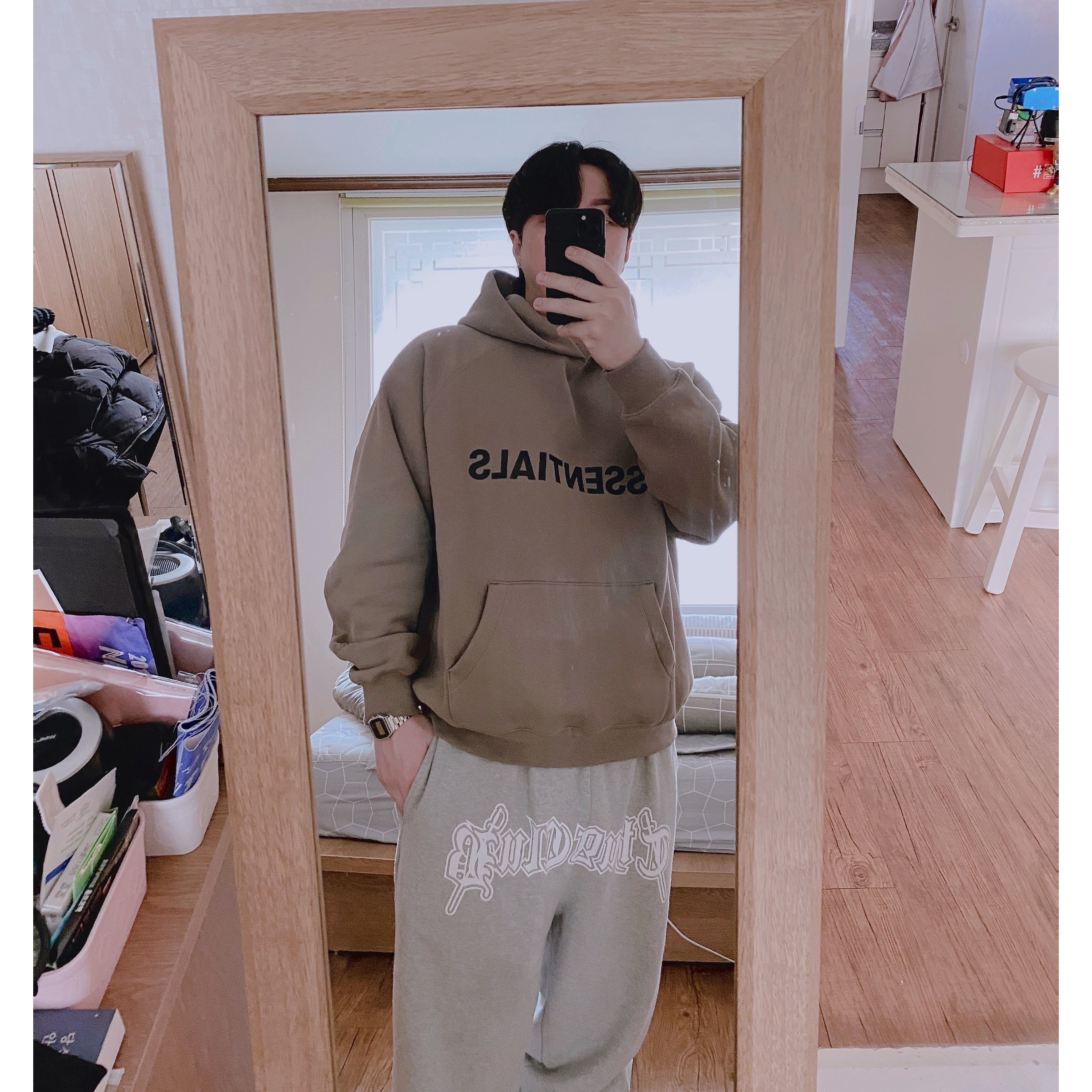 Essentials 3D Silicon Applique Pullover Hoodie Taupe - 20FW 착용 스타일