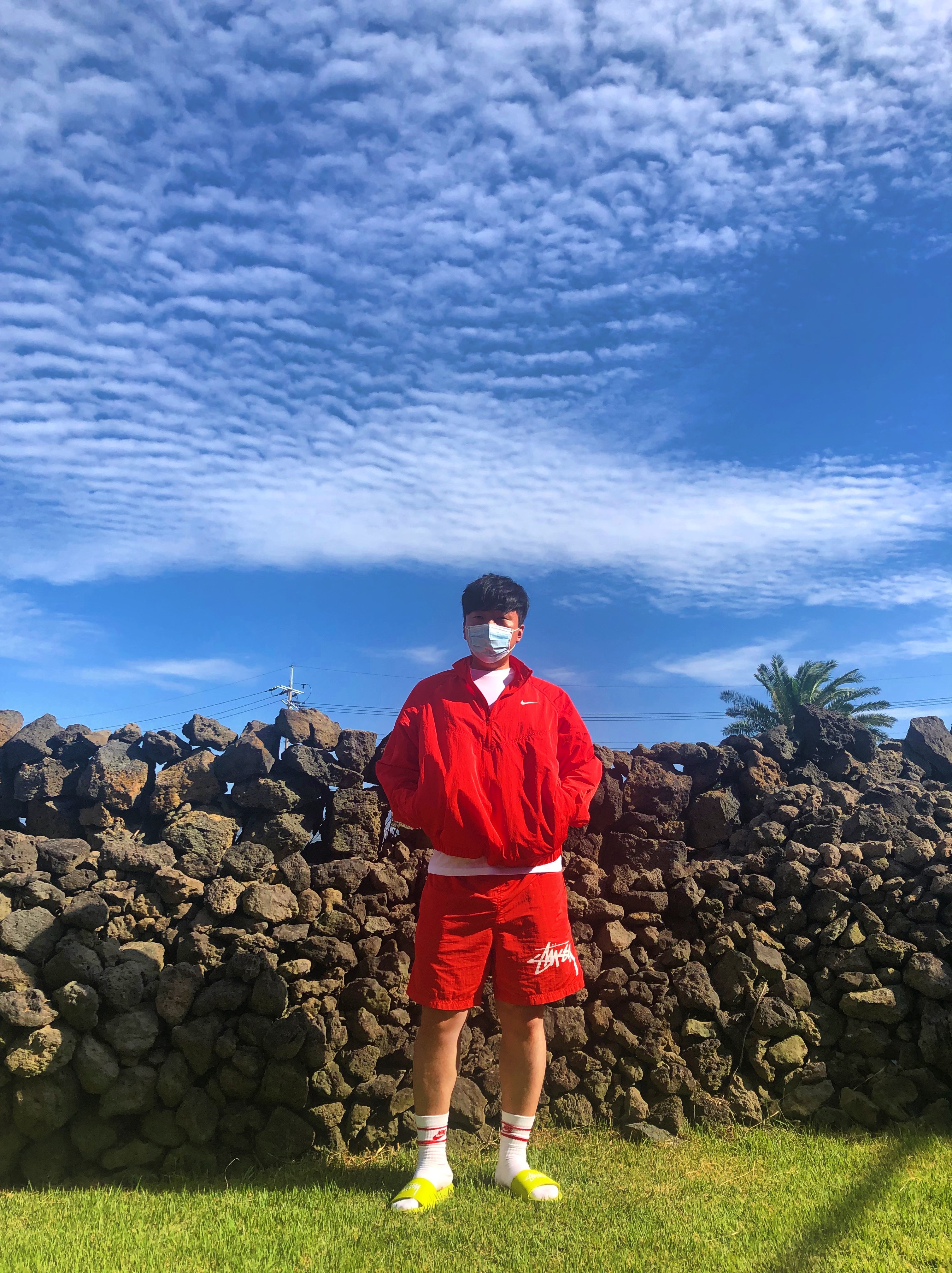 Nike x Stussy Windrunner Jacket Habanero Red, Nike x Stussy Benassi Slide Volt 착용 스타일