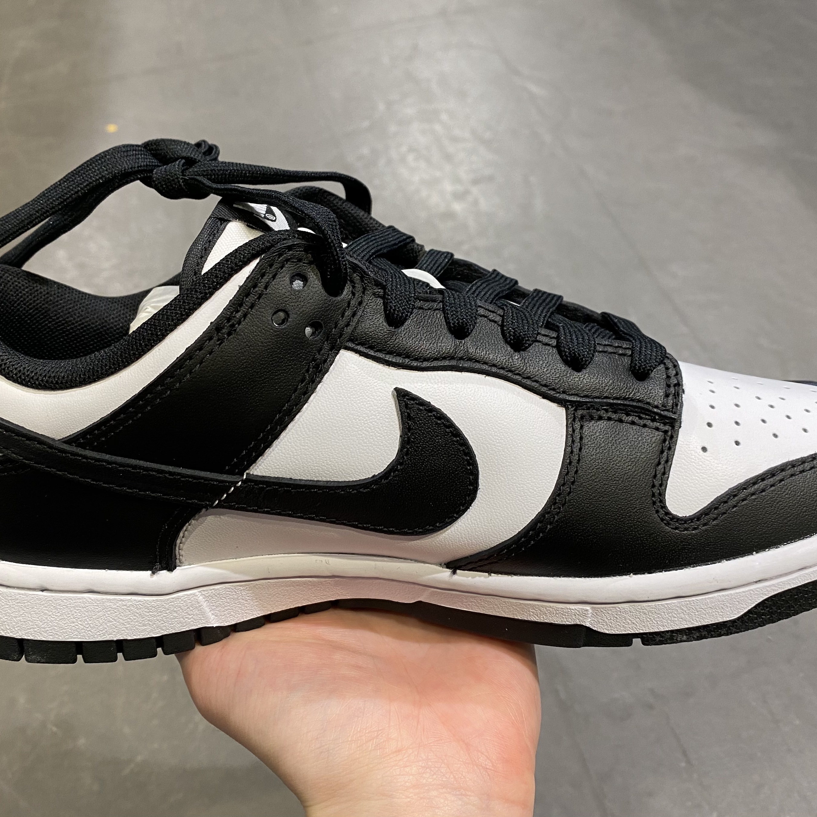 Nike Dunk Low Retro Black, Nike Dunk Low Retro Medium Grey 착용 스타일 - 1