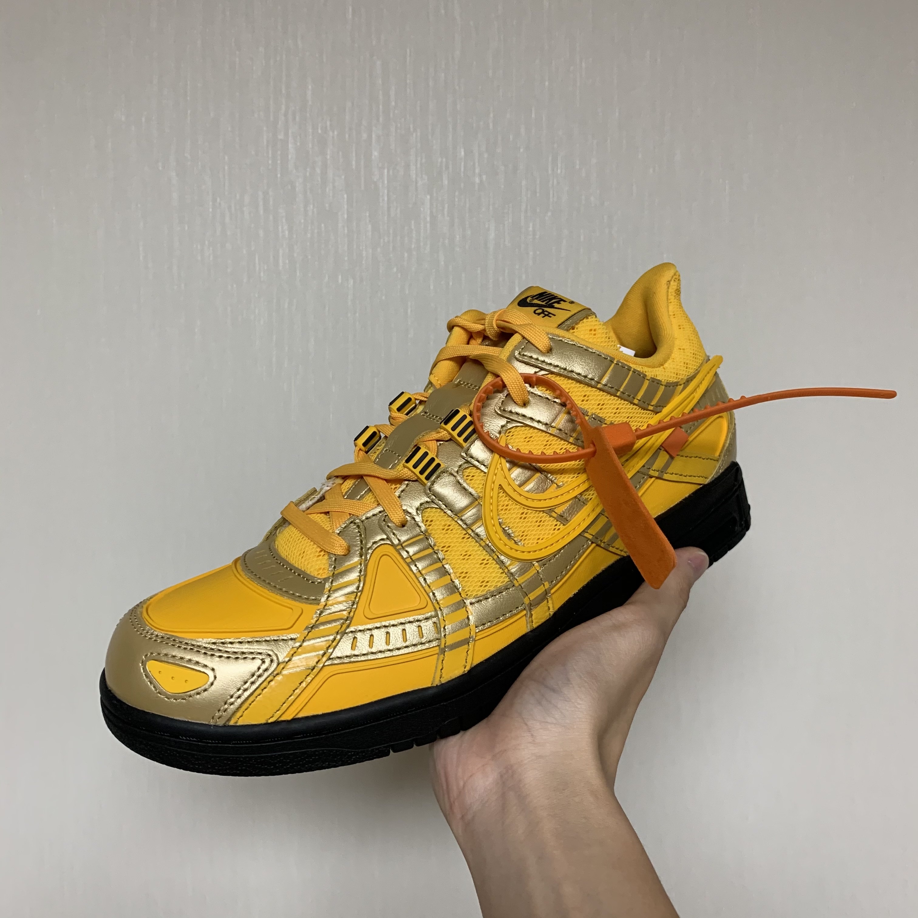 Nike x Off-White Air Rubber Dunk University Gold 착용 스타일 - 1