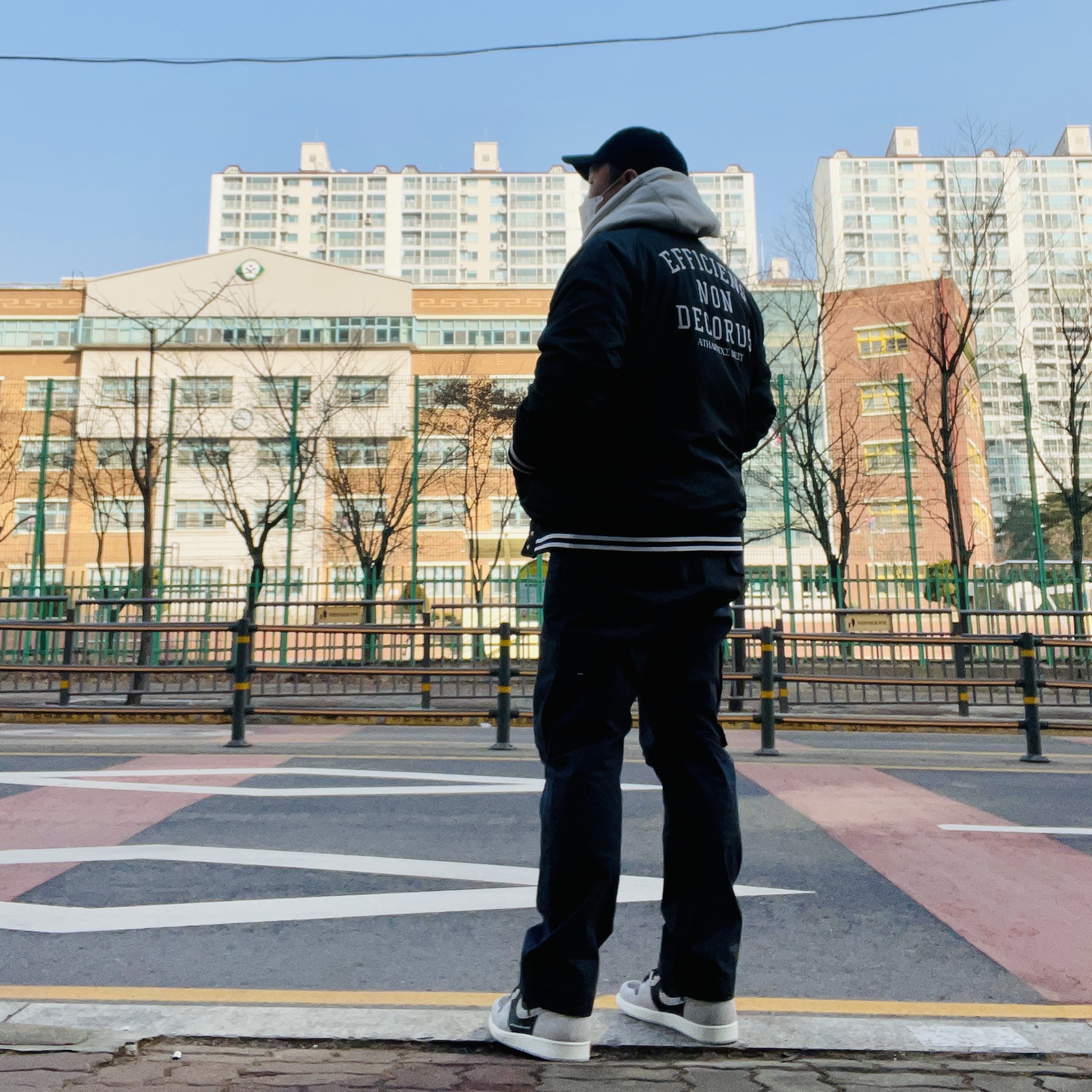 Jordan 1 Retro High Neutral Grey Hyper Crimson 착용 스타일