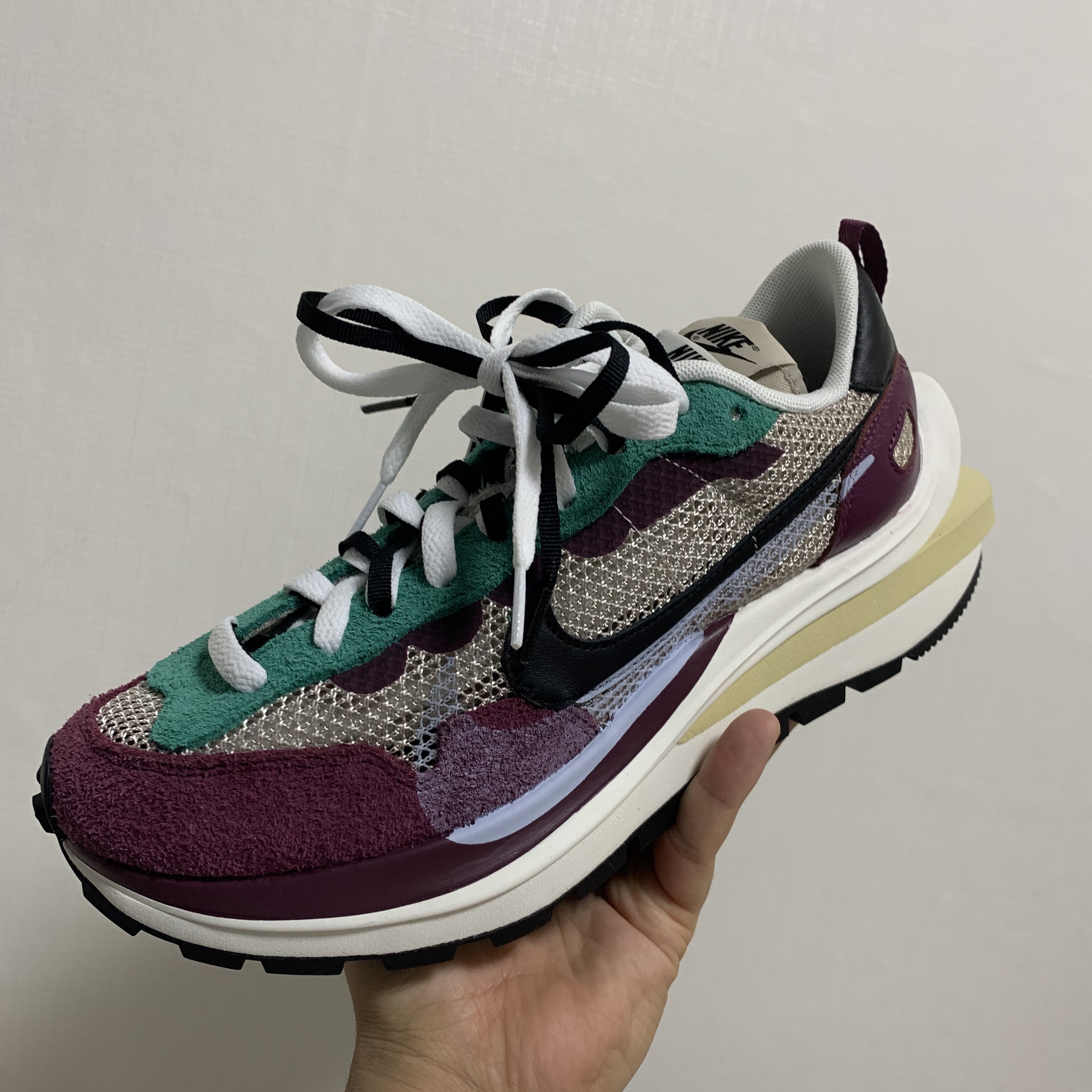 Nike x Sacai VaporWaffle String & Black Villain Red 착용 스타일 - 3